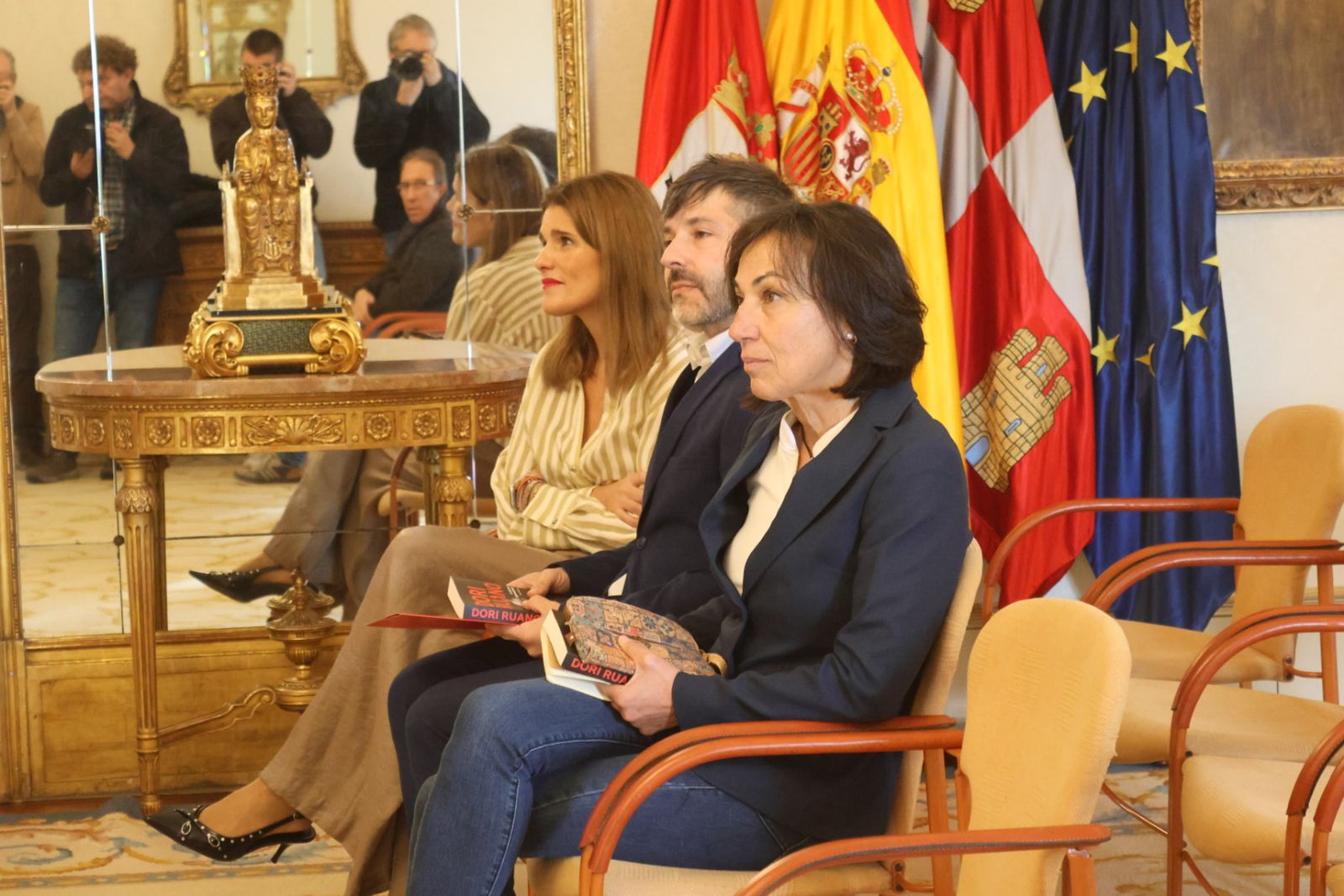 El alcalde de Salamanca, Carlos García Carbayo, y la exciclista Dori Ruano presentan el libro 'Dori Ruano, la vida como deporte de fondo'