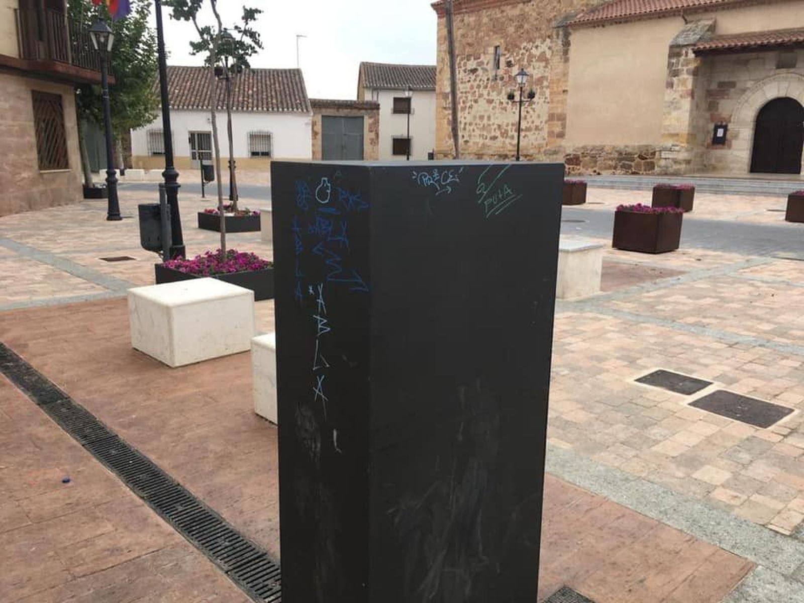 Actos vandalicos monfarracinos (6)