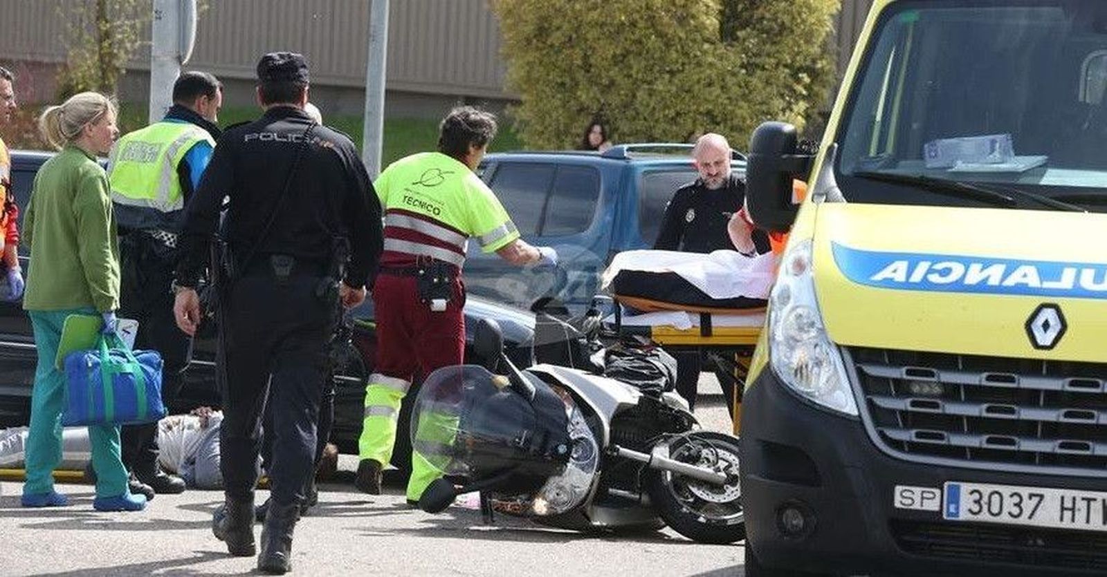 Colisión entre una moto y un turismo en Santa Marta