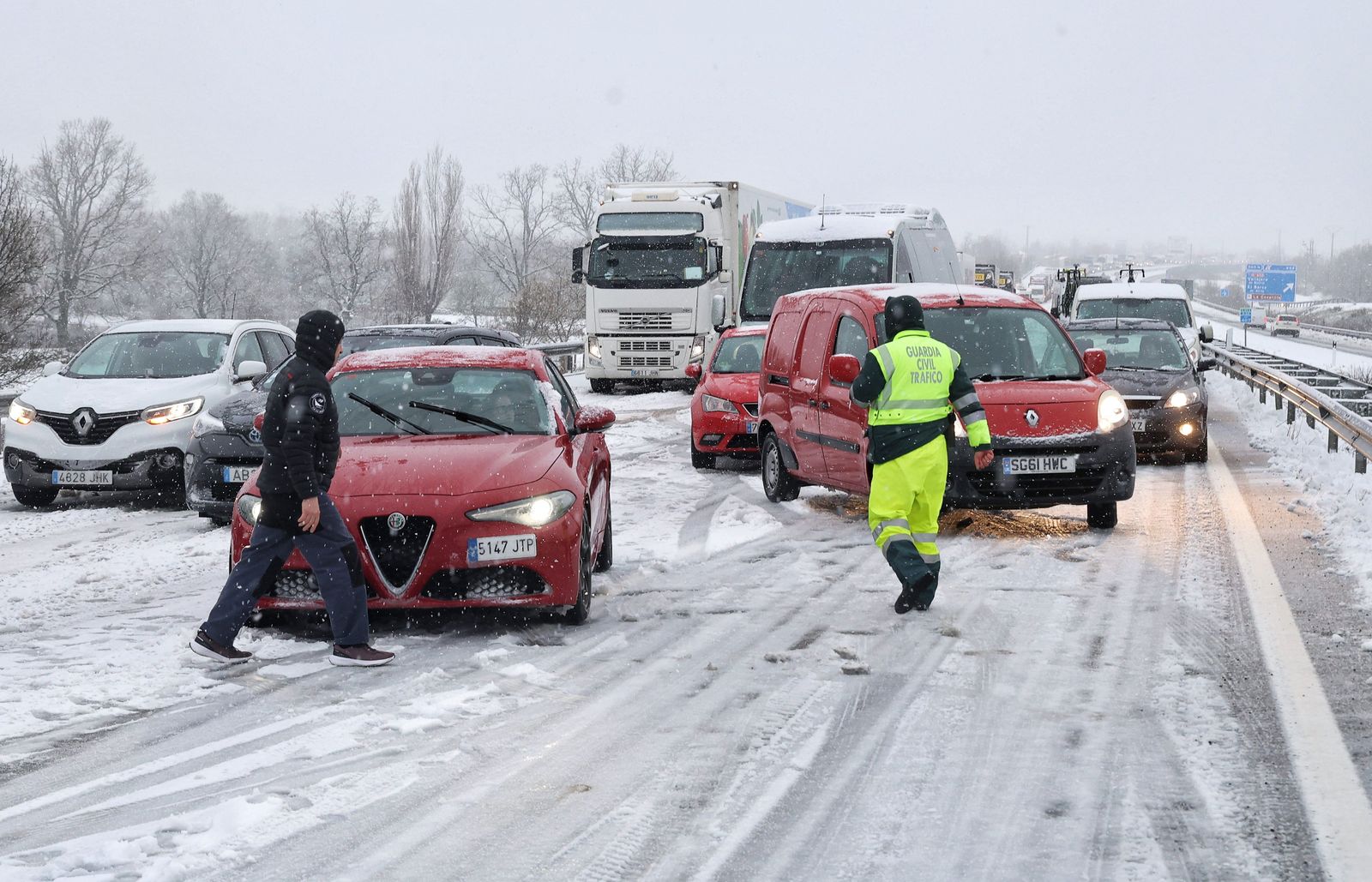jose-vicente-ical-la-intensa-nevada-de-las-ultimas-horas-obliga-a-cerrar-al-trafico-la-autovia-de-la-ruta-de-la-plata-a-66-entre-sorihuela-y-vallejera-de-riofrio-salamanca-6