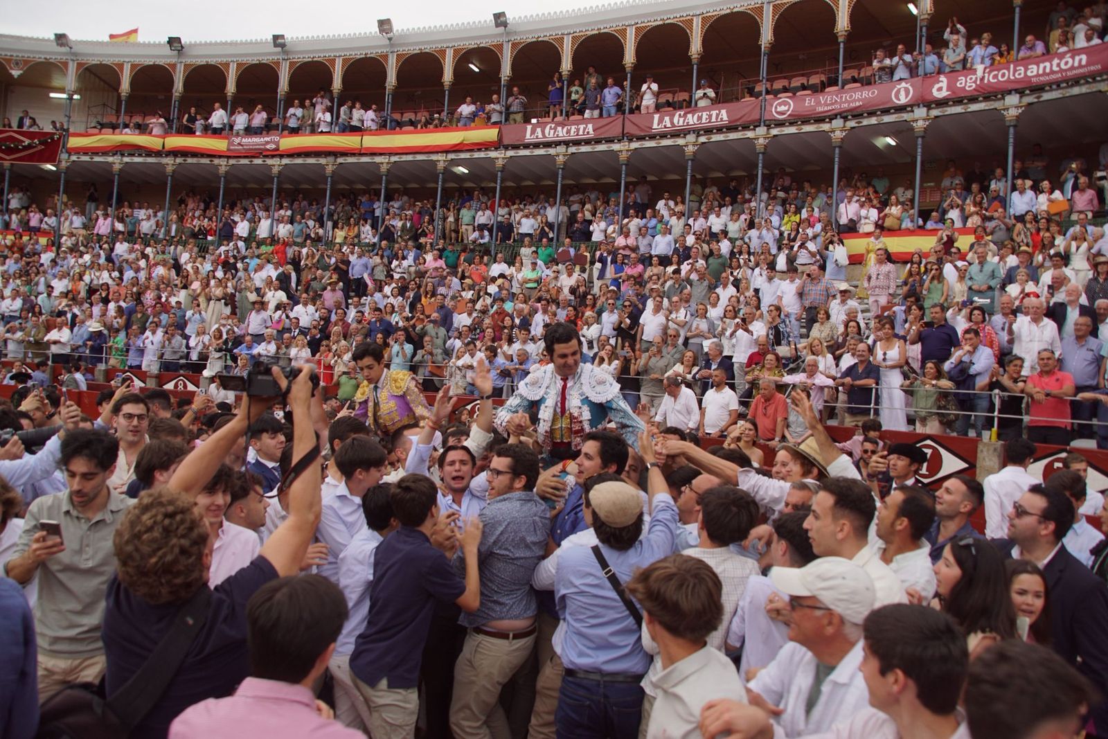 ambiente-en-los-tendidos-para-ver-el-mano-a-mano-de-morante-y-marco-perez-en-la-glorieta-por-san-juan-de-sahagun-7