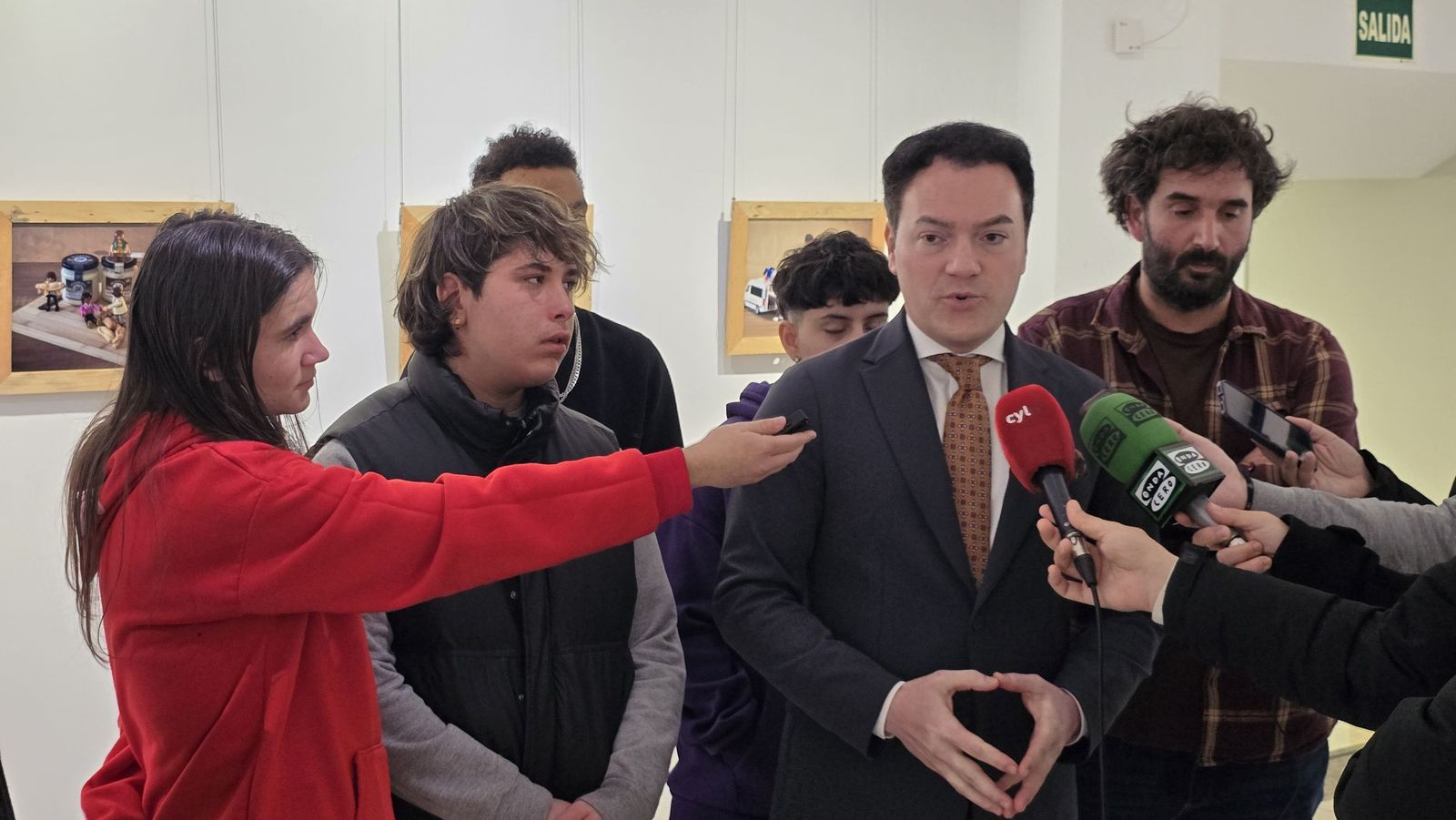 El concejal de Juventud, Pedro Martínez, presenta la exposición ‘Otras Miradas – Exposición de Fotografía con Playmobil’