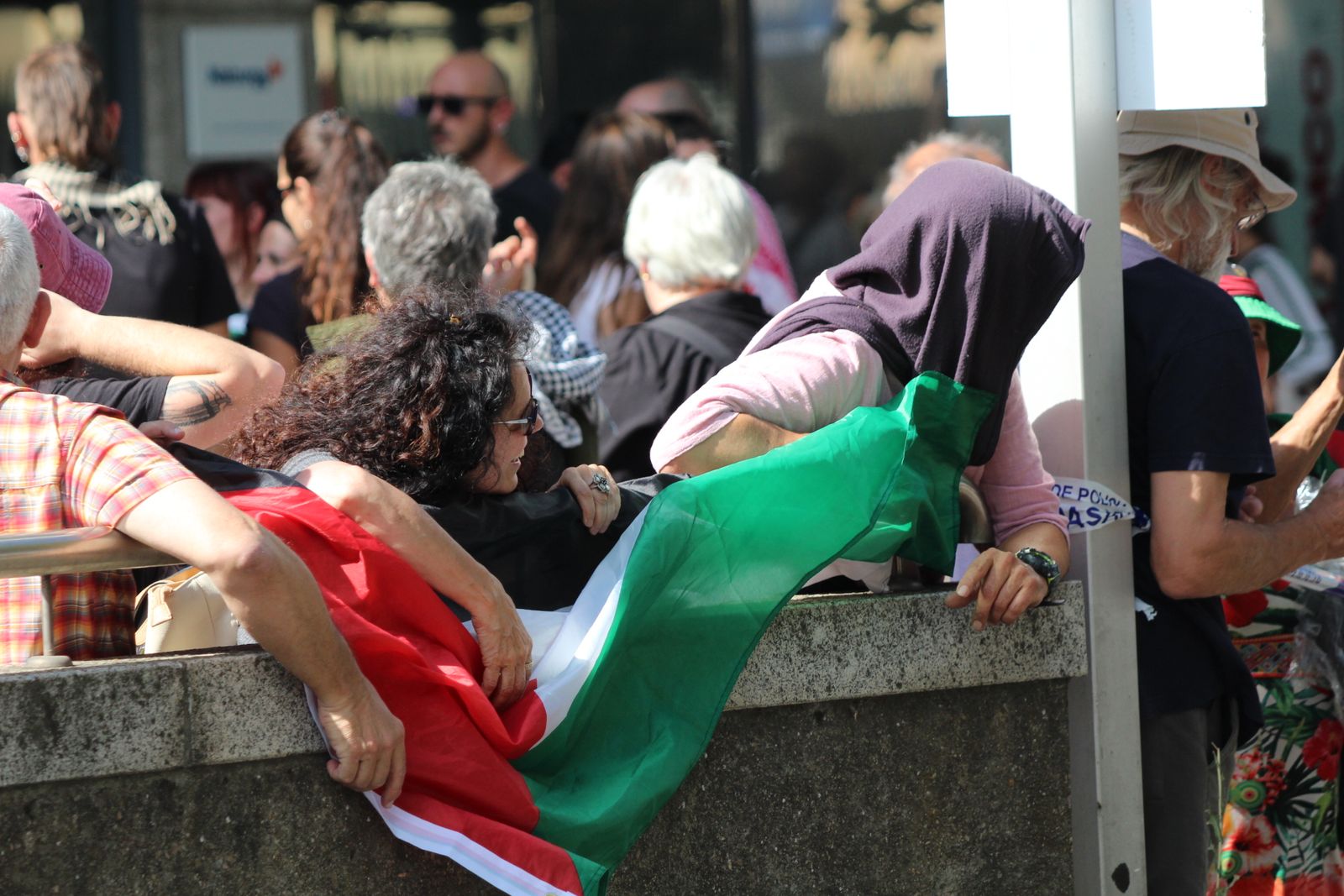 Protestas por Palestina al paso de la Vuelta Ciclista a España por Salamanca