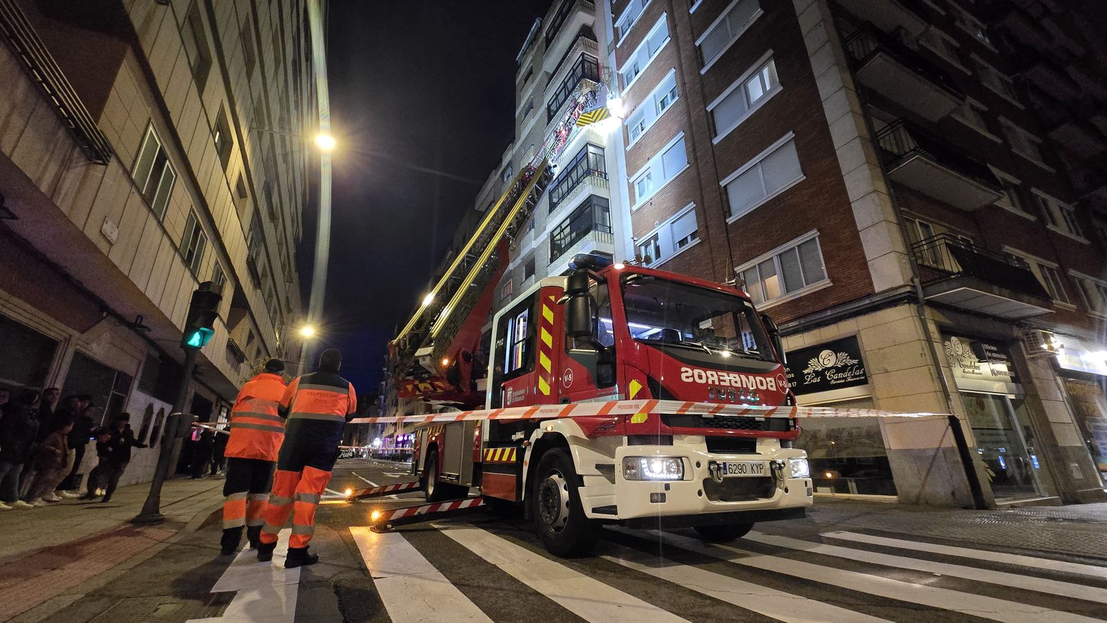 La caída de una loseta moviliza a bomberos, Policía Local y Protección Civil en la calle Alfonso de Castro