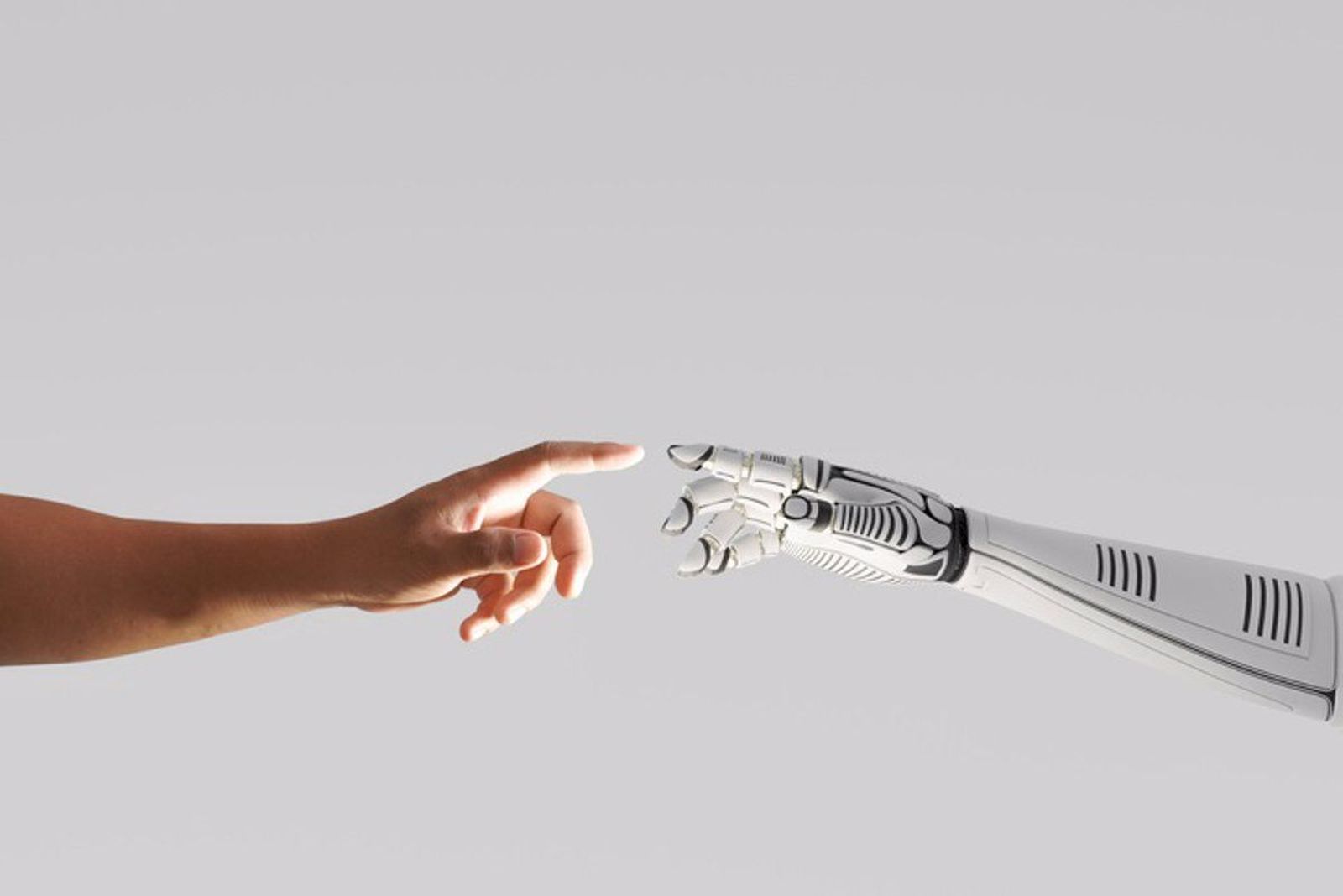 Mano humana y mano de robot. Foto Infosalus