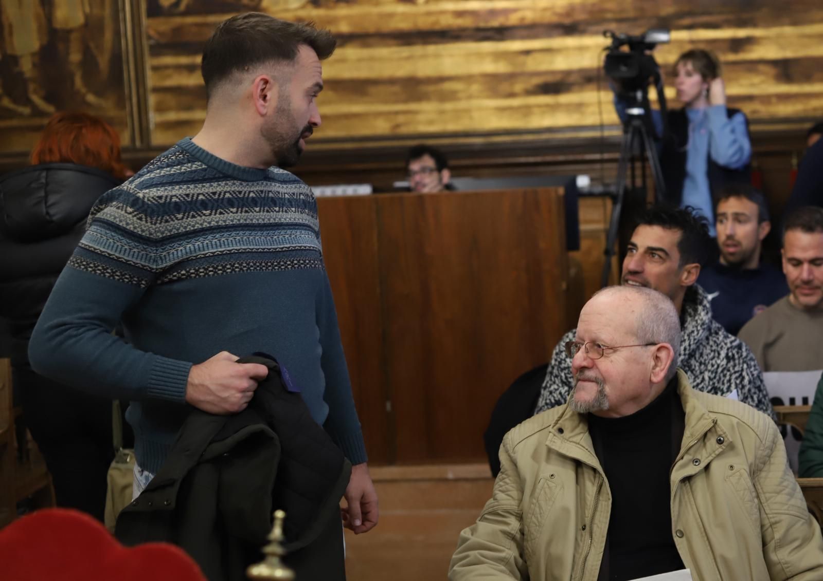 David Gago en el Pleno de este martes y los bomberos en los bancos