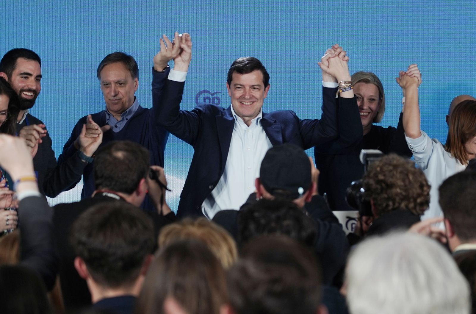 El candidato del PP a la Presidencia de la Junta de Castilla y León, Alfonso Fernández Mañueco, celebra la victoria electoral en Salamanca