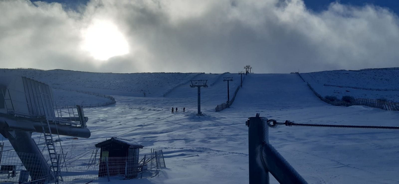 La nieve devuelve la blanca vida a La Covatilla