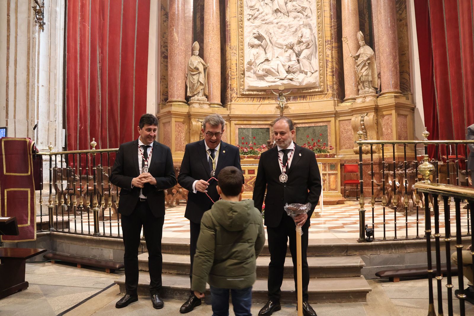 entrada-de-nuevos-hermanos-de-la-cofradia-del-silencio-11