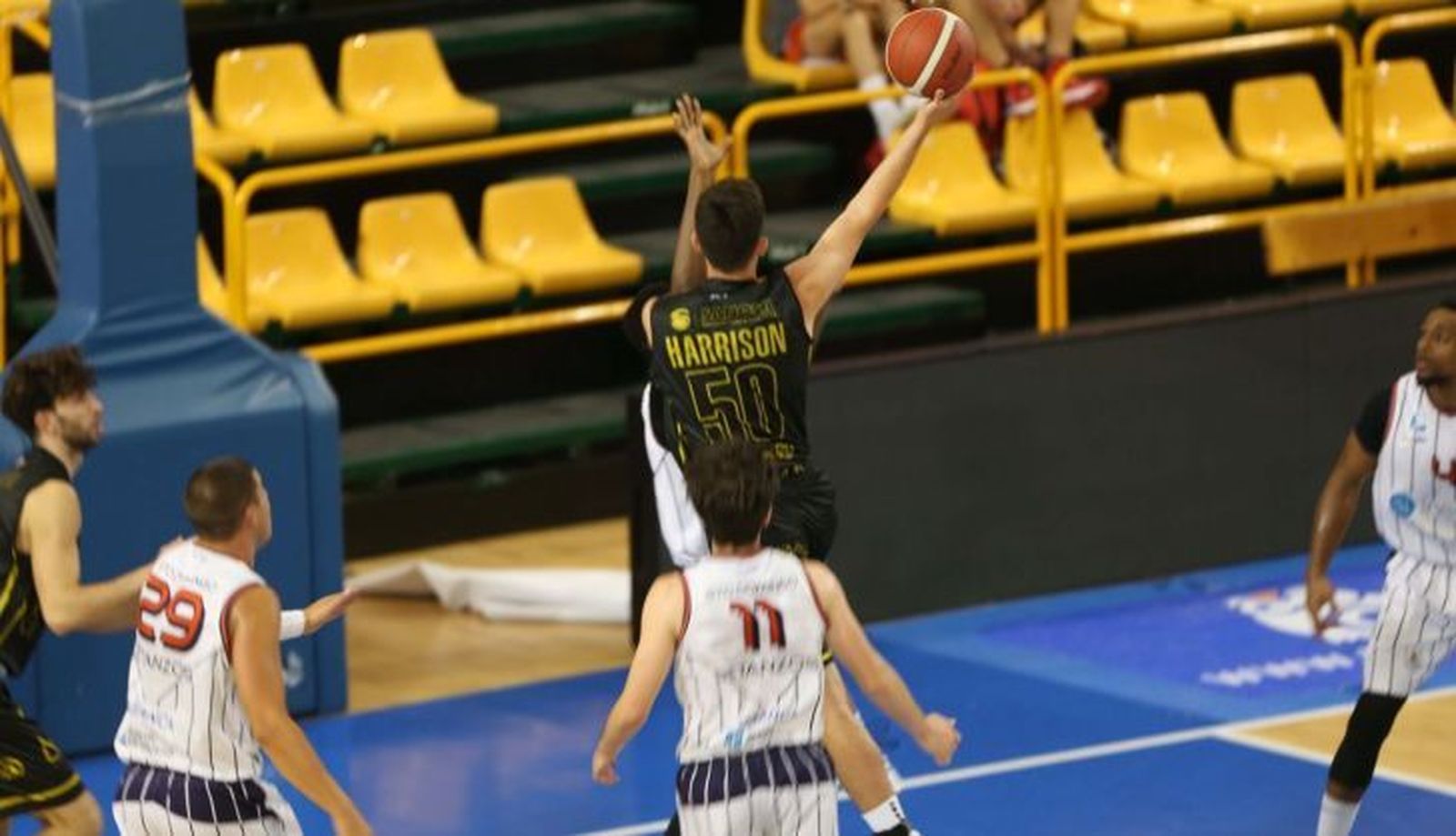 Harrison deja una bandeja ante Santo Domingo Betanzos / FOTO SALAMANCA24HORAS.COM