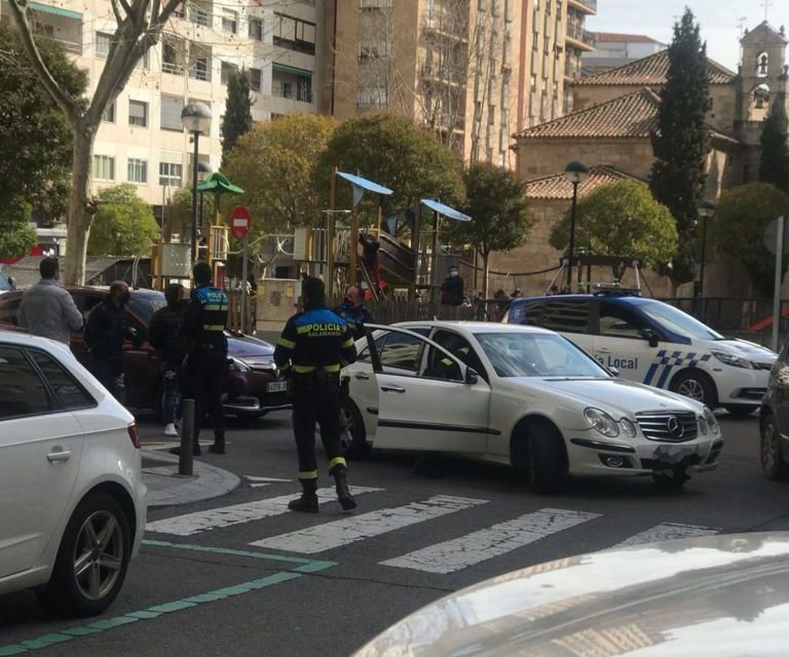 Imagen de la intervención policial en la calle Muñoz Torrero | Foto: S24H