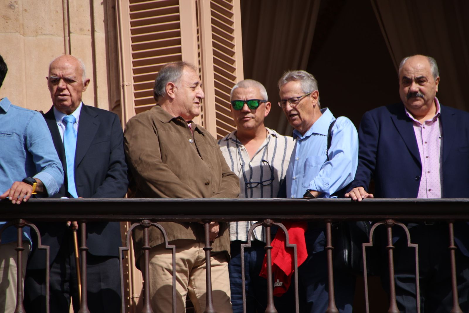 El alcalde de Salamanca, Carlos García Carbayo, recibe miembros y antiguos  miembros de la Escolta de Gran Gala de la Policía Local