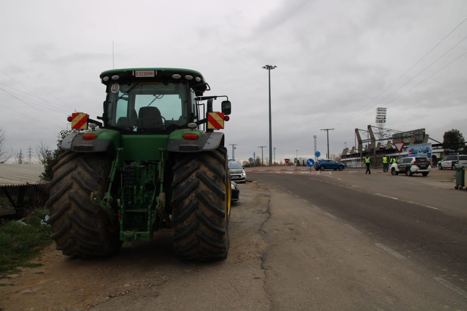 tractor-parado-en-la-rotonda-del-herlma-ntico