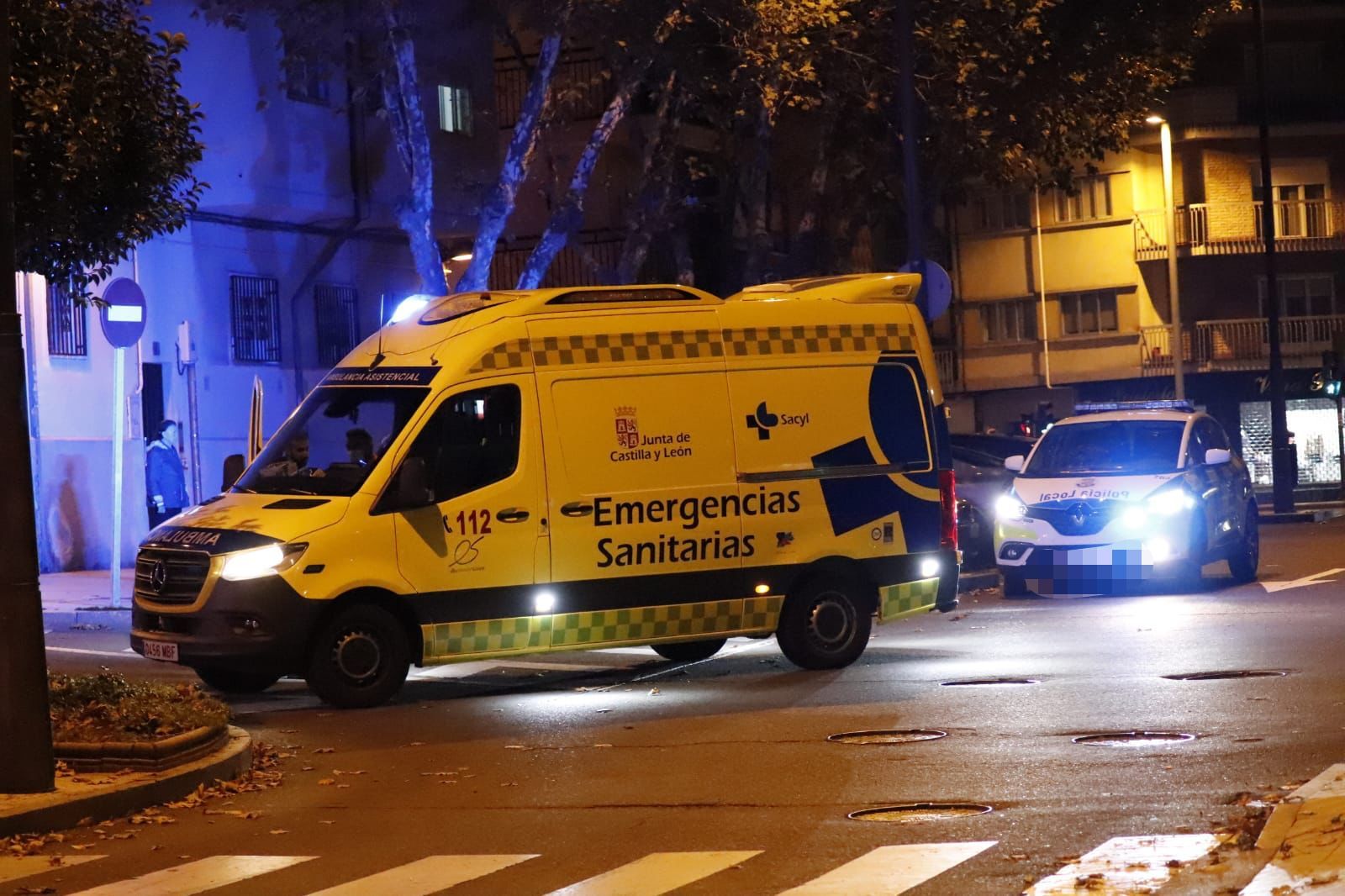 ambulancia sacyl y policía local imagen de archivo, Salamanca