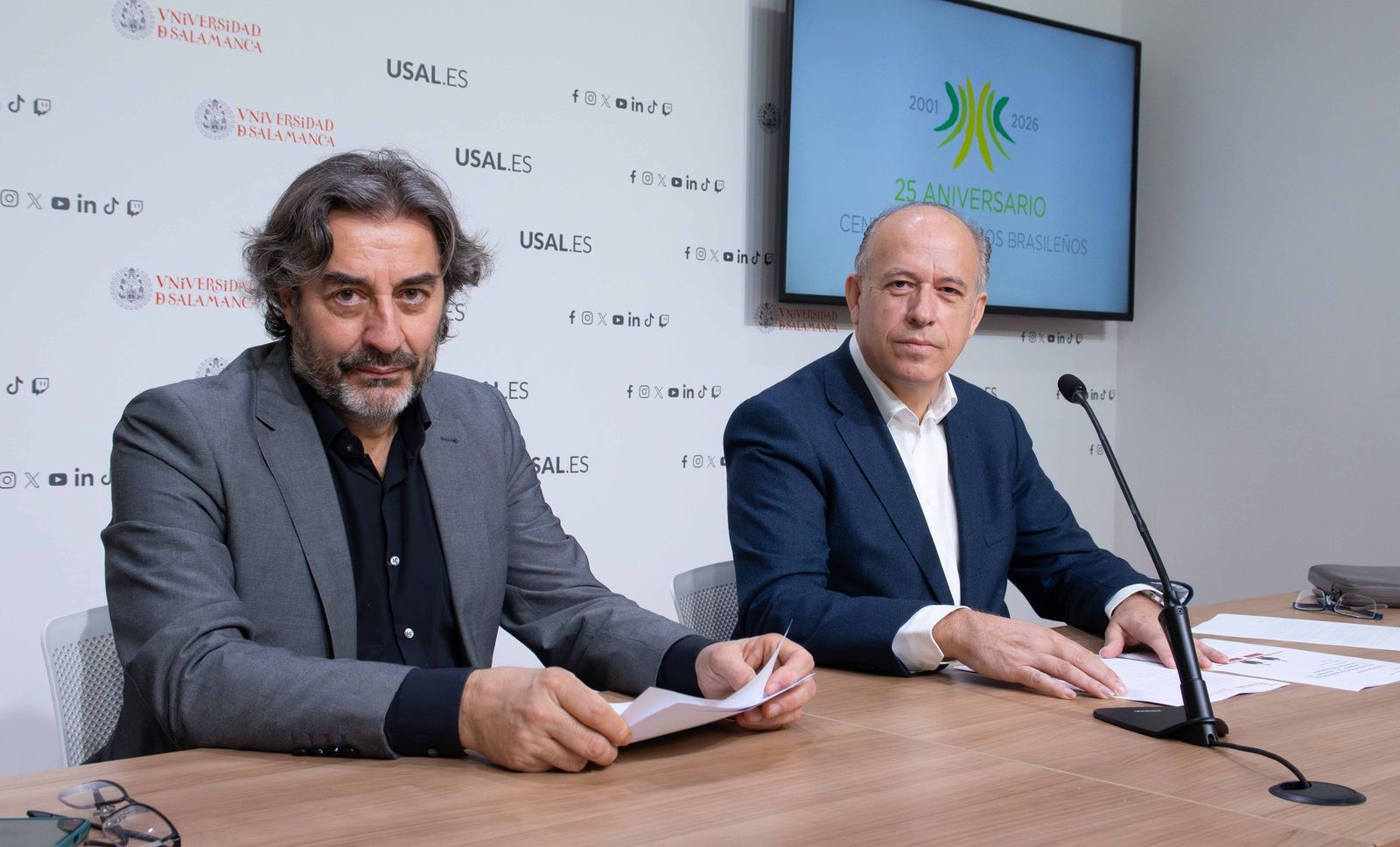 El director de Actividades Culturales, Javier Panera; y el director del CEB, José Manuel Santos durante la presentación