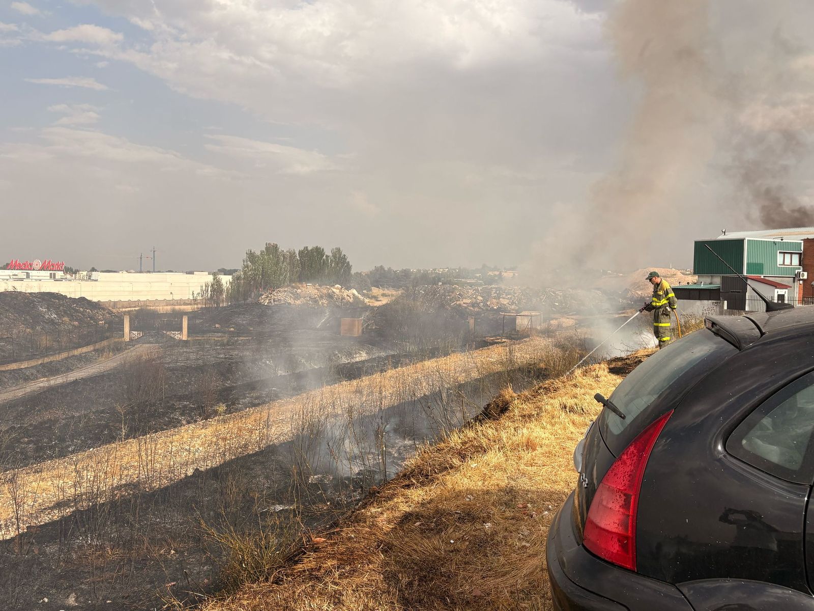 Los bomberos sofocan un gran incendio en el Polígono Industrial de Los Montalvos