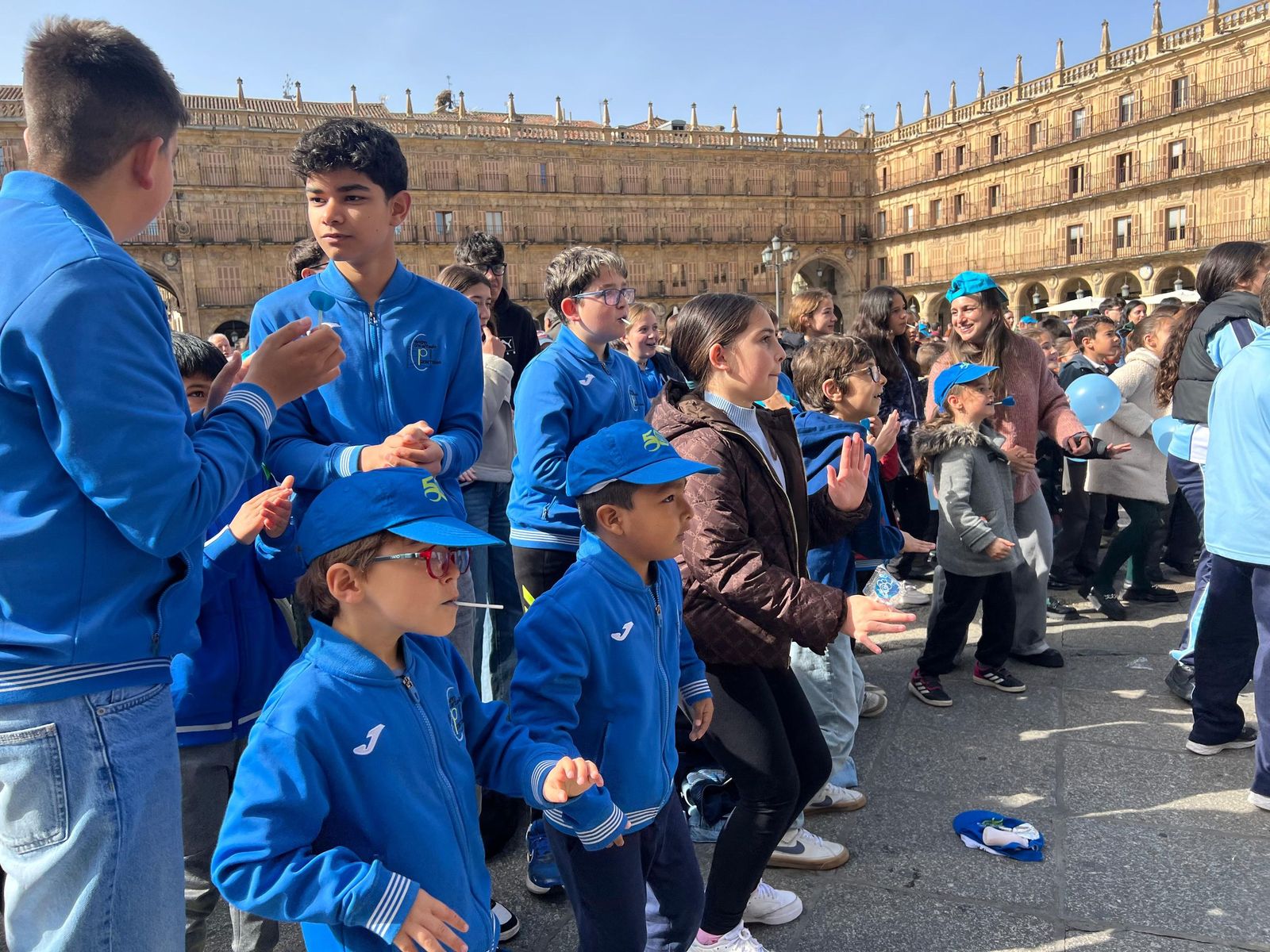 Acto de sensibilización en la Plaza Mayor de Salamanca con motivo del Día Mundial de Concienciación sobre el Autismo