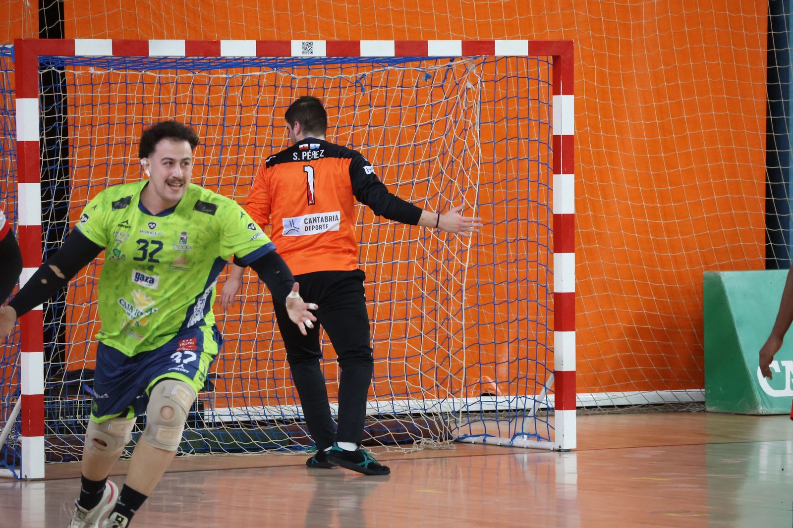 GALERÍA | Revive el apasionante duelo entre el Balonmano Zamora y el Ciudad de Santander