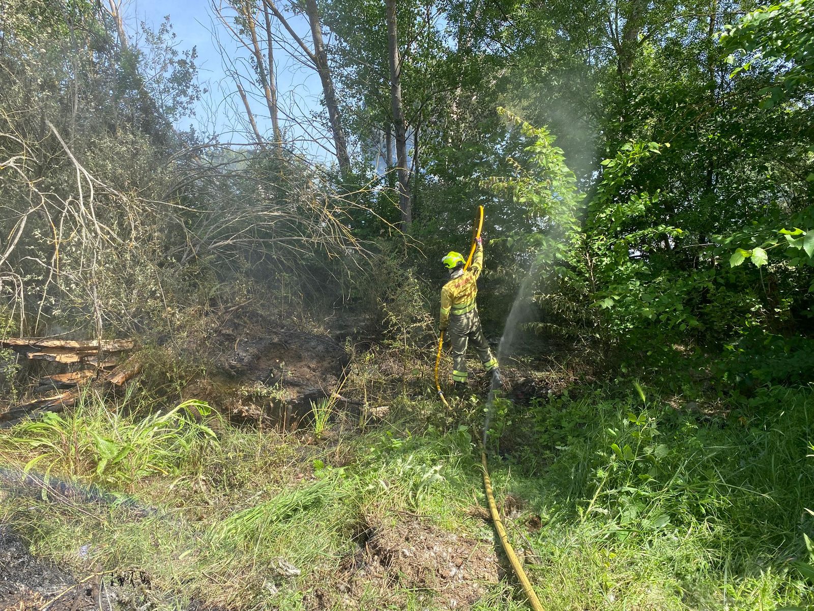 Los bomberos sofocan un incendio entre el puente del Pradillo y La Fontana