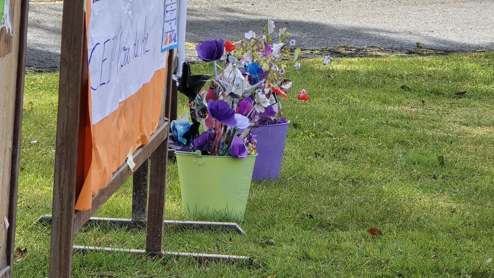 Ofrenda floral y lectura del manifiesto institucional por el Día Contra la Violencia de Género