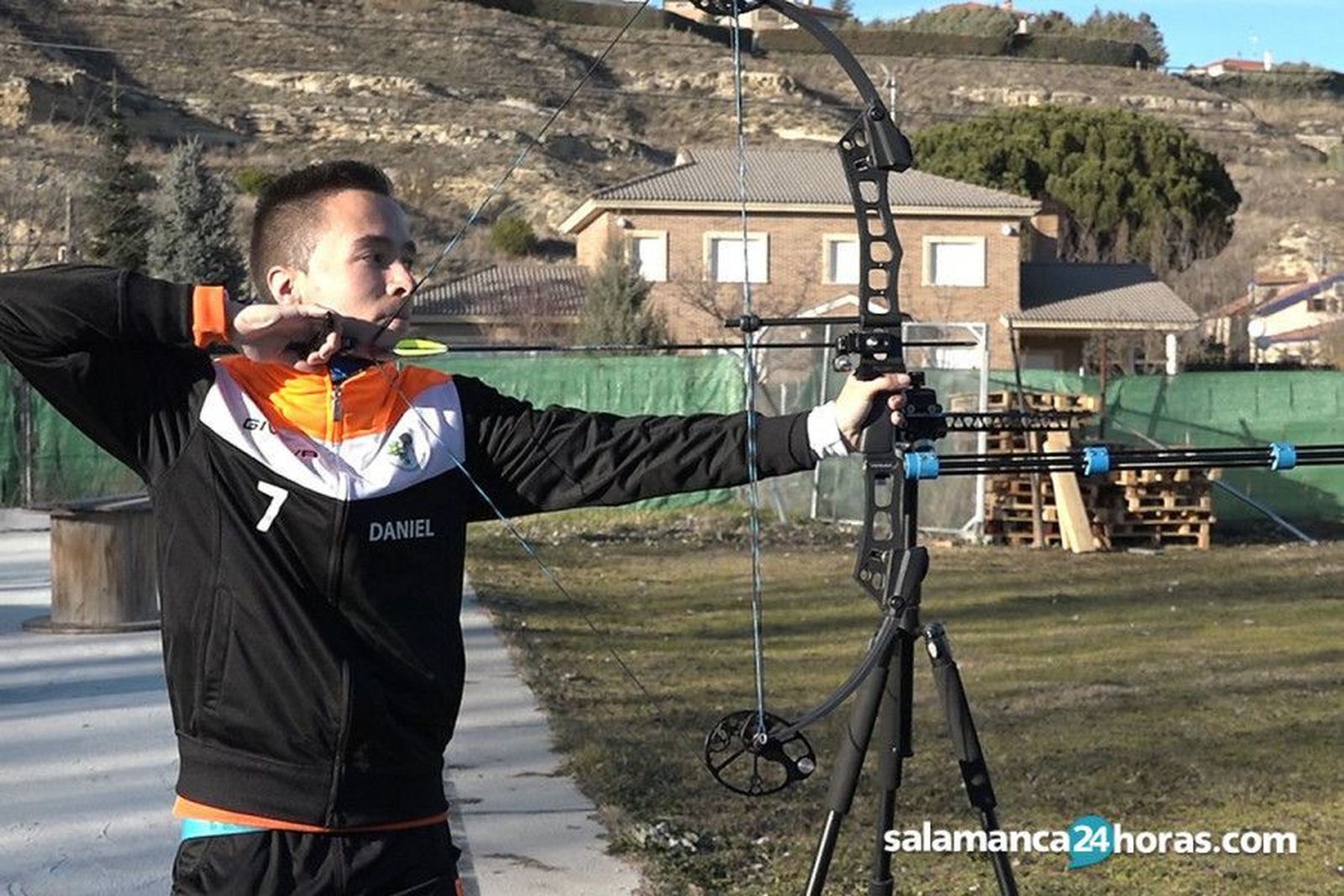 Daniel Martín Anaya realiza un lanzamiento / FOTO SALAMANCA24HORAS.COM