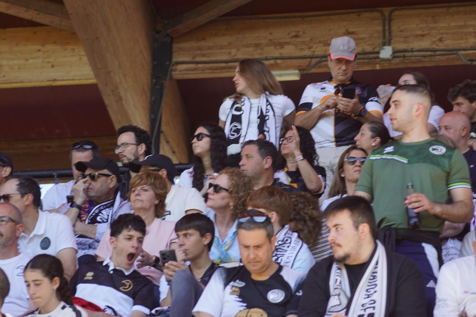 Gran ambiente en la grada para ver el partido entre Zamora - Unionistas en el Estadio Ruta de la Plata