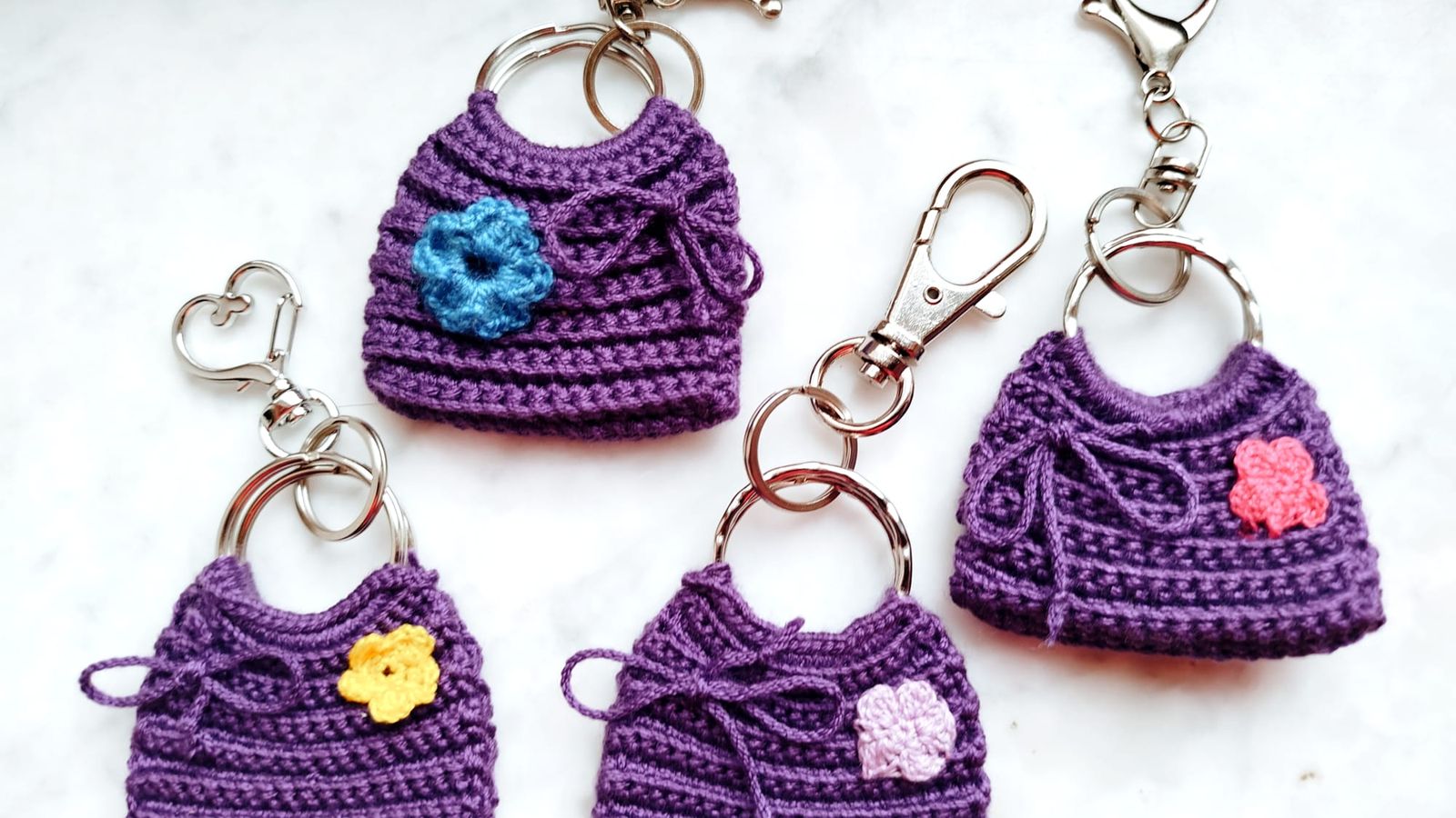 Llaveros realizados por el 8M en la Asociación de Mujeres de Carbajosa Solidarias (AMUCAS)