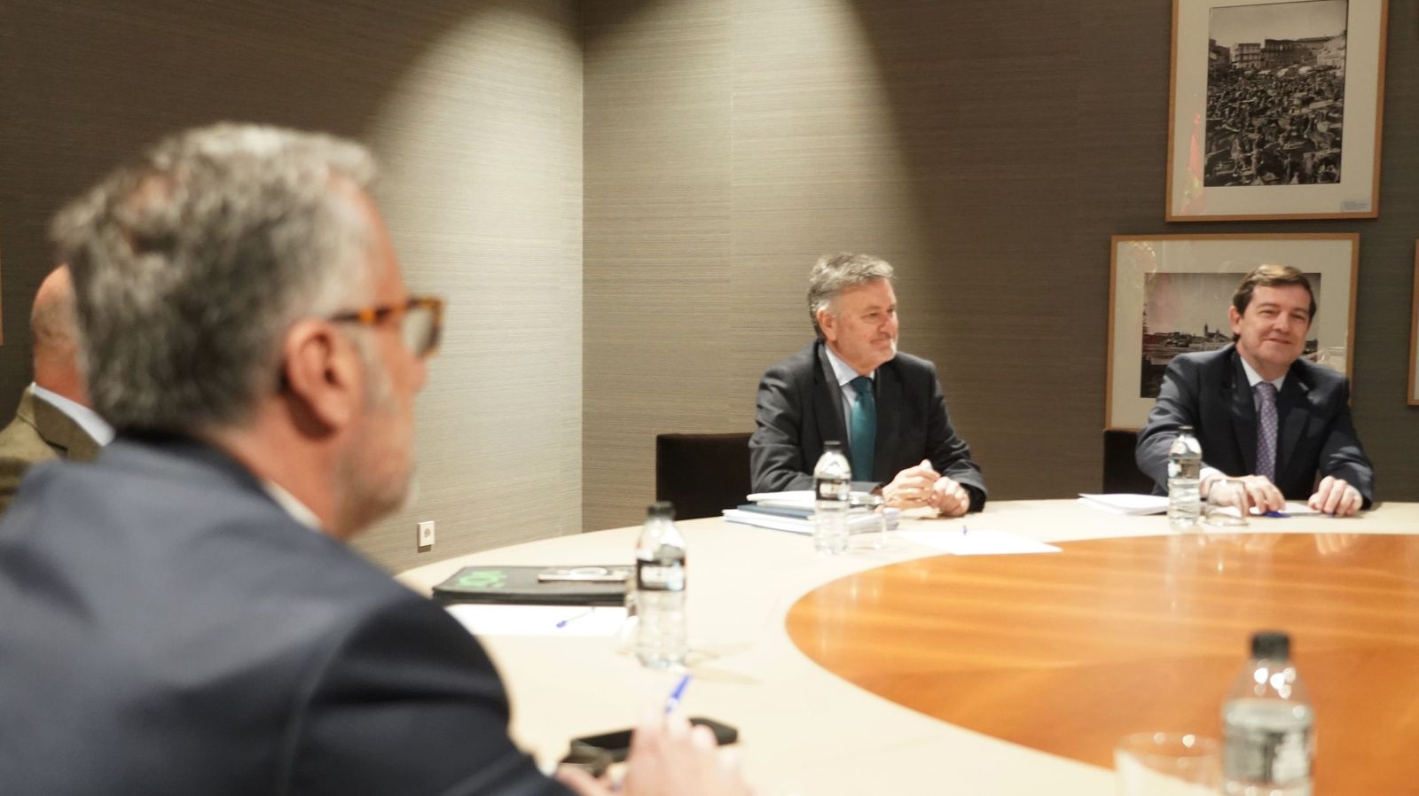 El presidente del PP de Castilla y León, Alfonso Fernández Mañueco, acompañado por miembros de su formación, se reúne con el candidato de Vox, Carlos Pollán, y otros dirigentes de este partido, tras las pasadas elecciones autonómicas