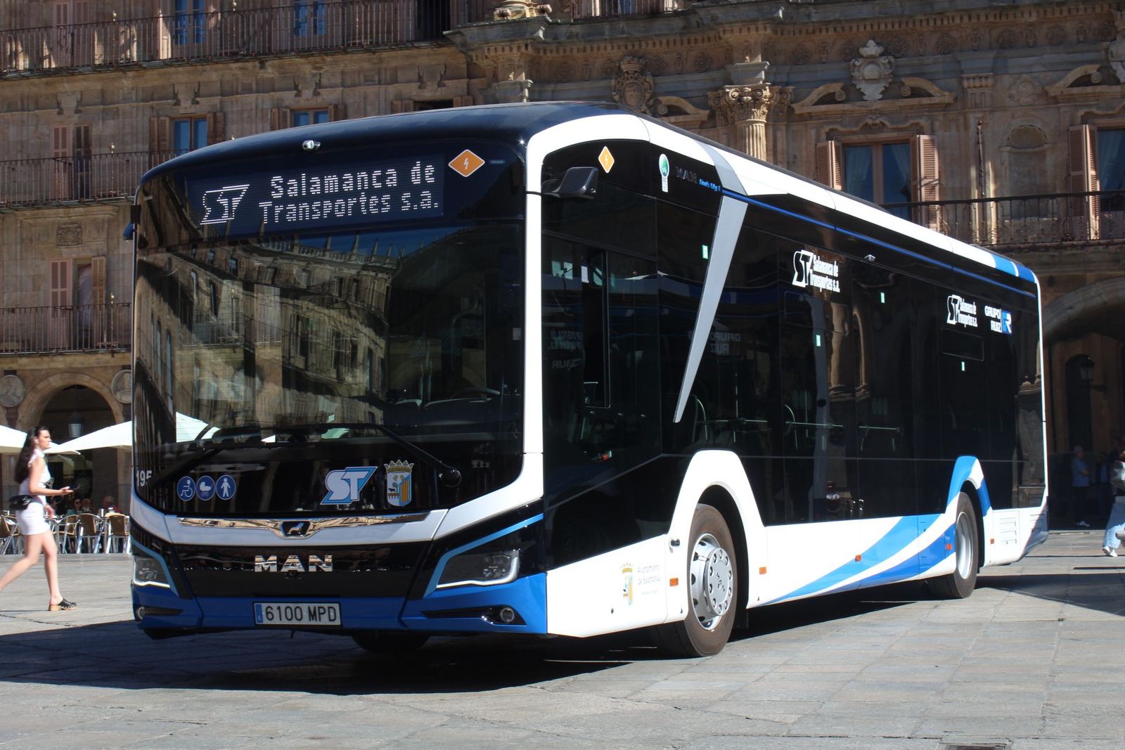 Presentación de los nuevos vehículos eléctricos del servicio municipal de transporte urbano por autobús.