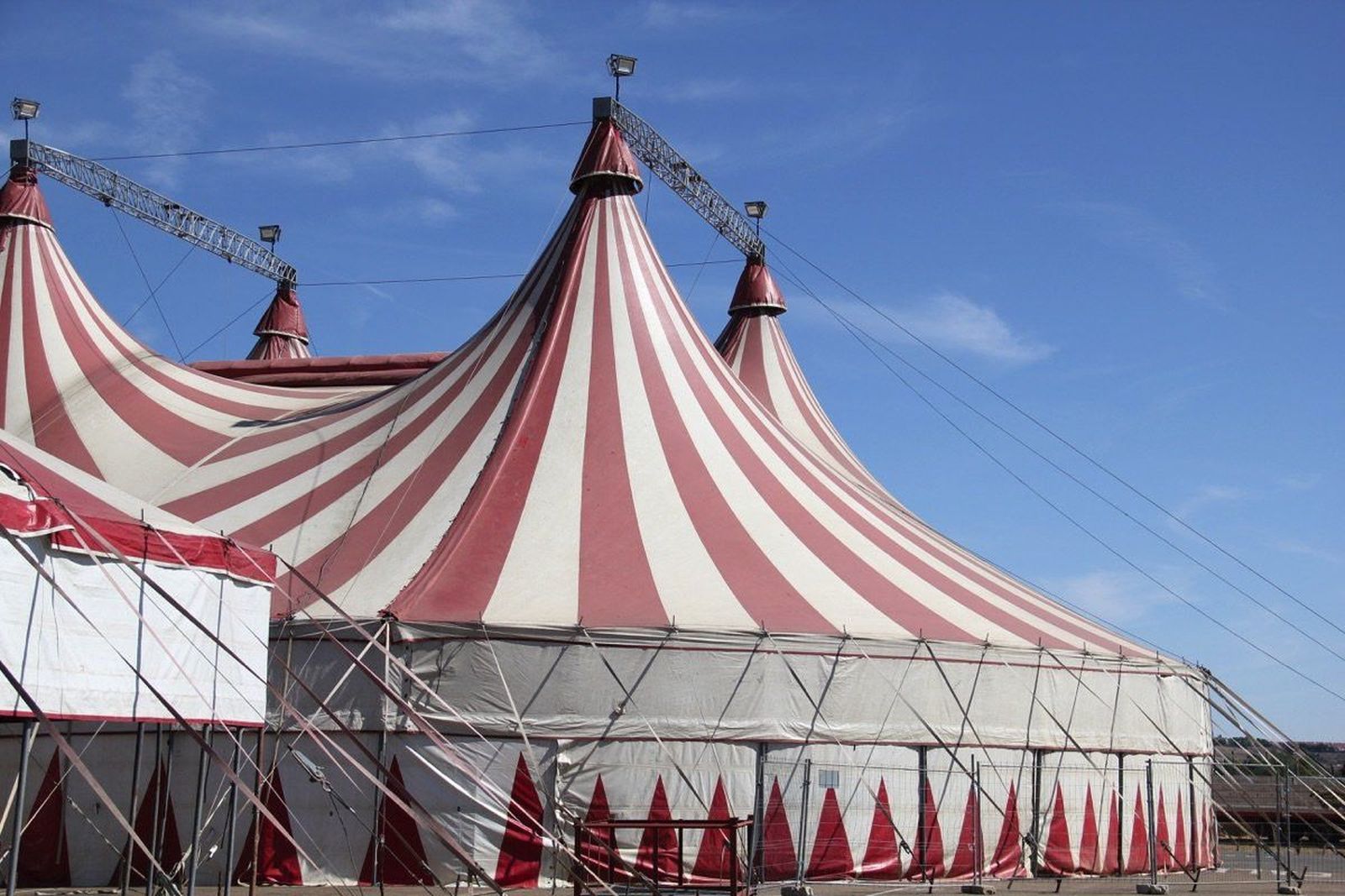 Montaje de las atracciones y del circo en el recinto ferial de La Aldehuela
