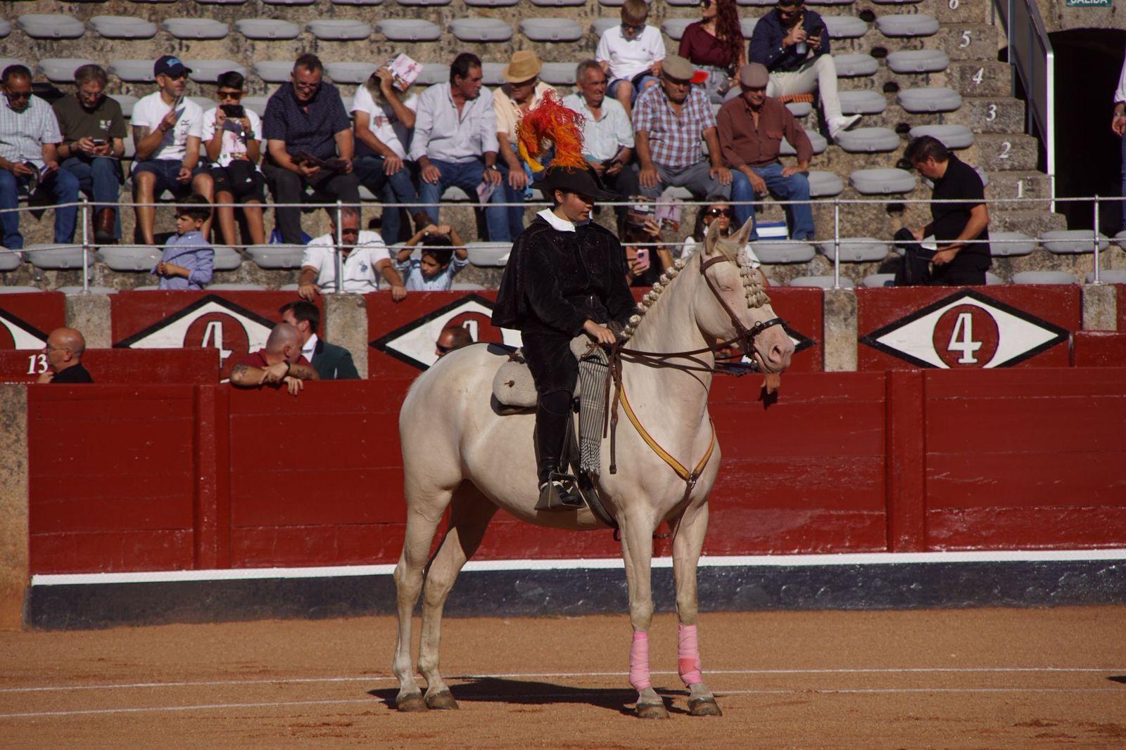 Así han vivido los salmantinos el primer festejo de la feria taurina 2025: imágenes del ambiente en los tendidos y en el patio de cuadrillas