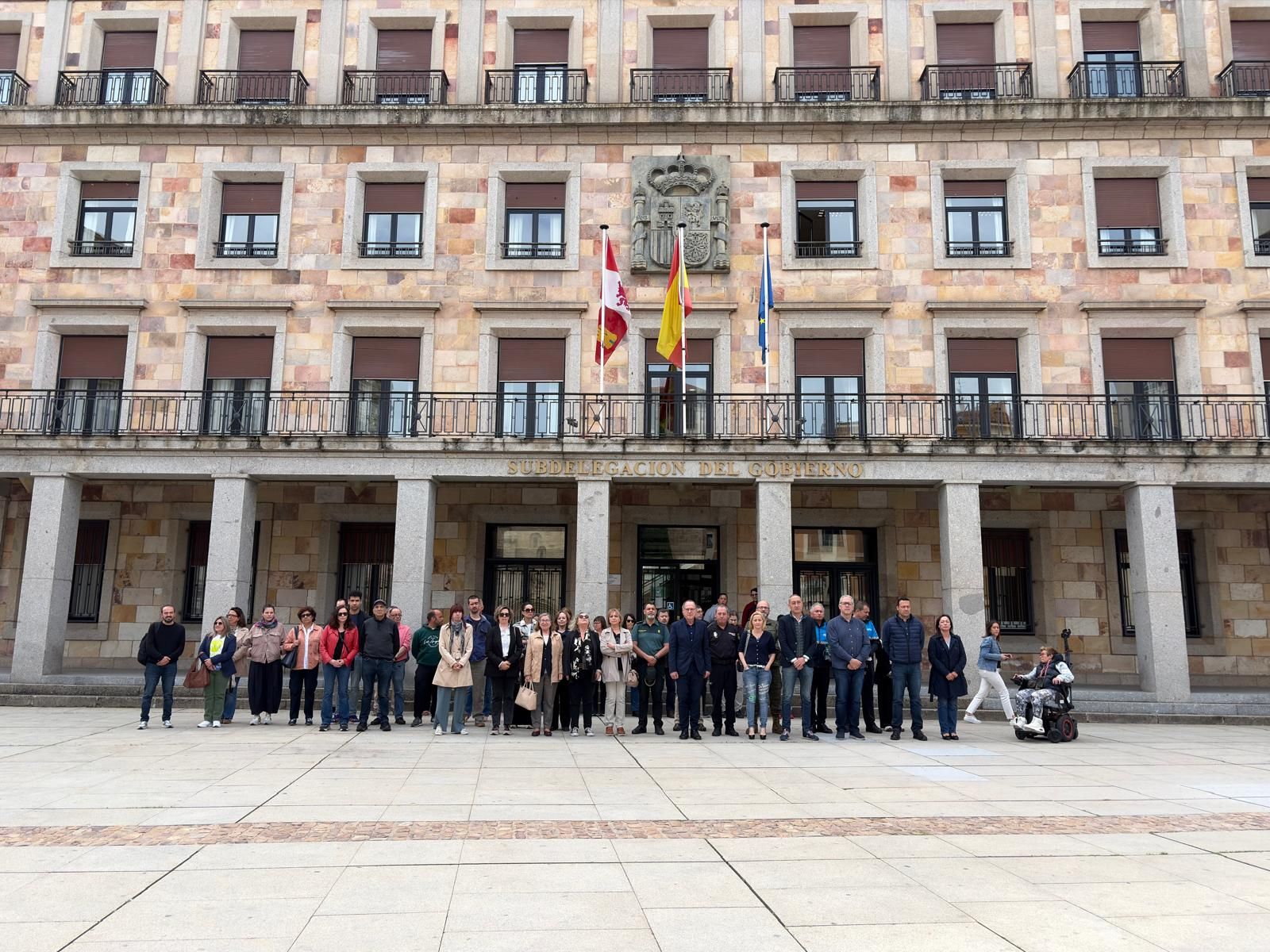 Imagen del minuto de silencio celebrado este lunes en Zamora