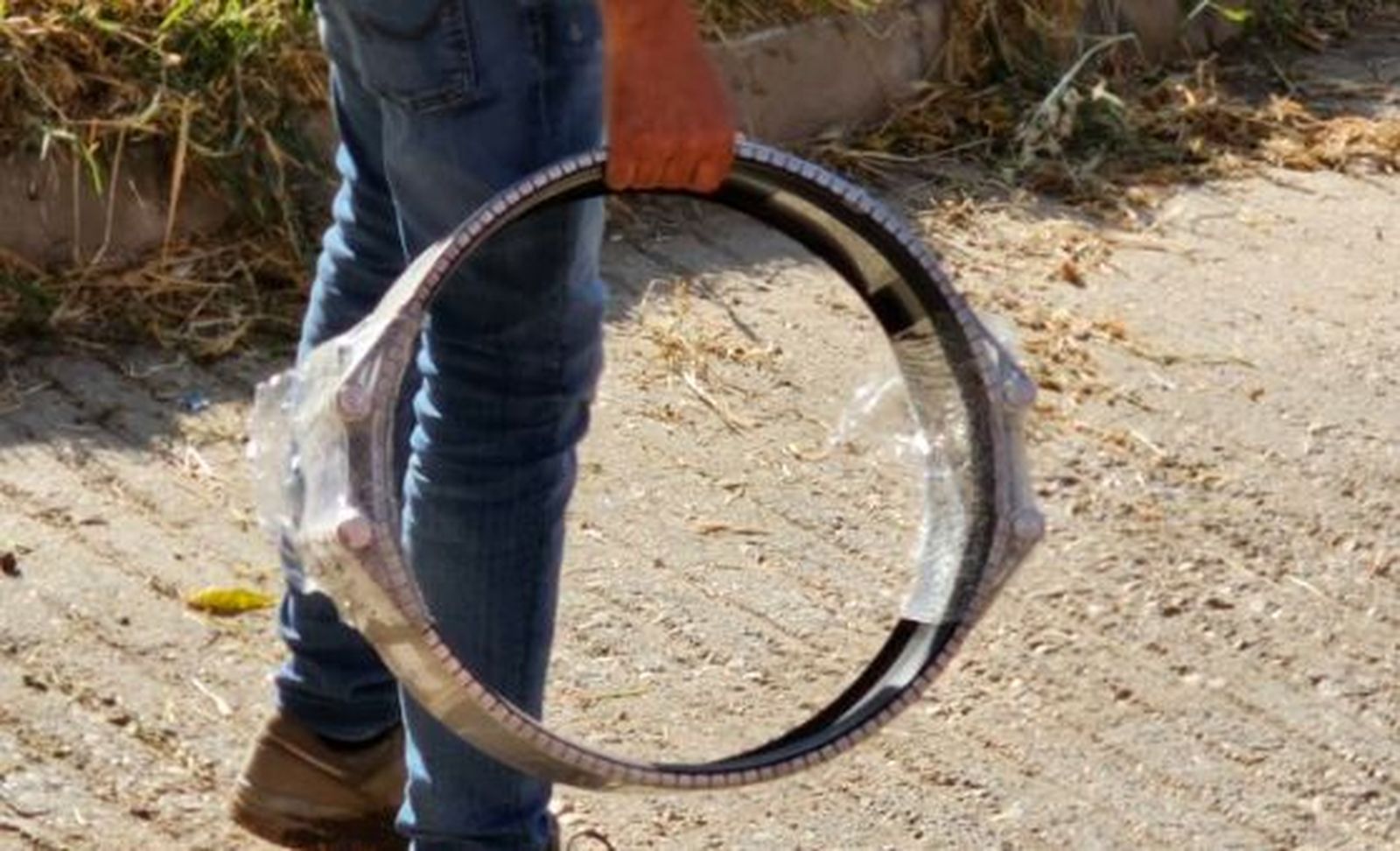 Recambio de la abrazadera tras el corte de agua sufrido en Carbajosa de la Sagrada