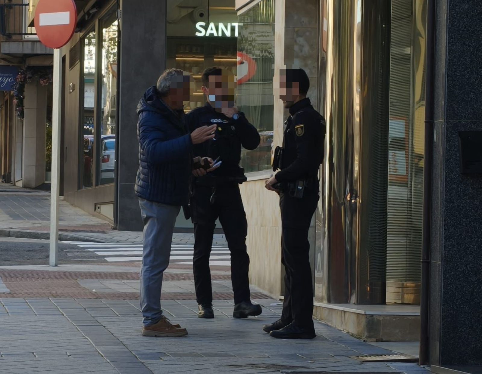 Policía Nacional en la calle Pérez Oliva