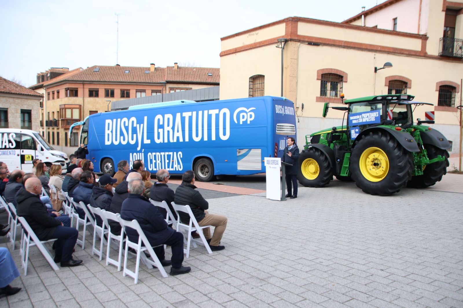Mañueco presenta su caravana de vehículos en Salamanca