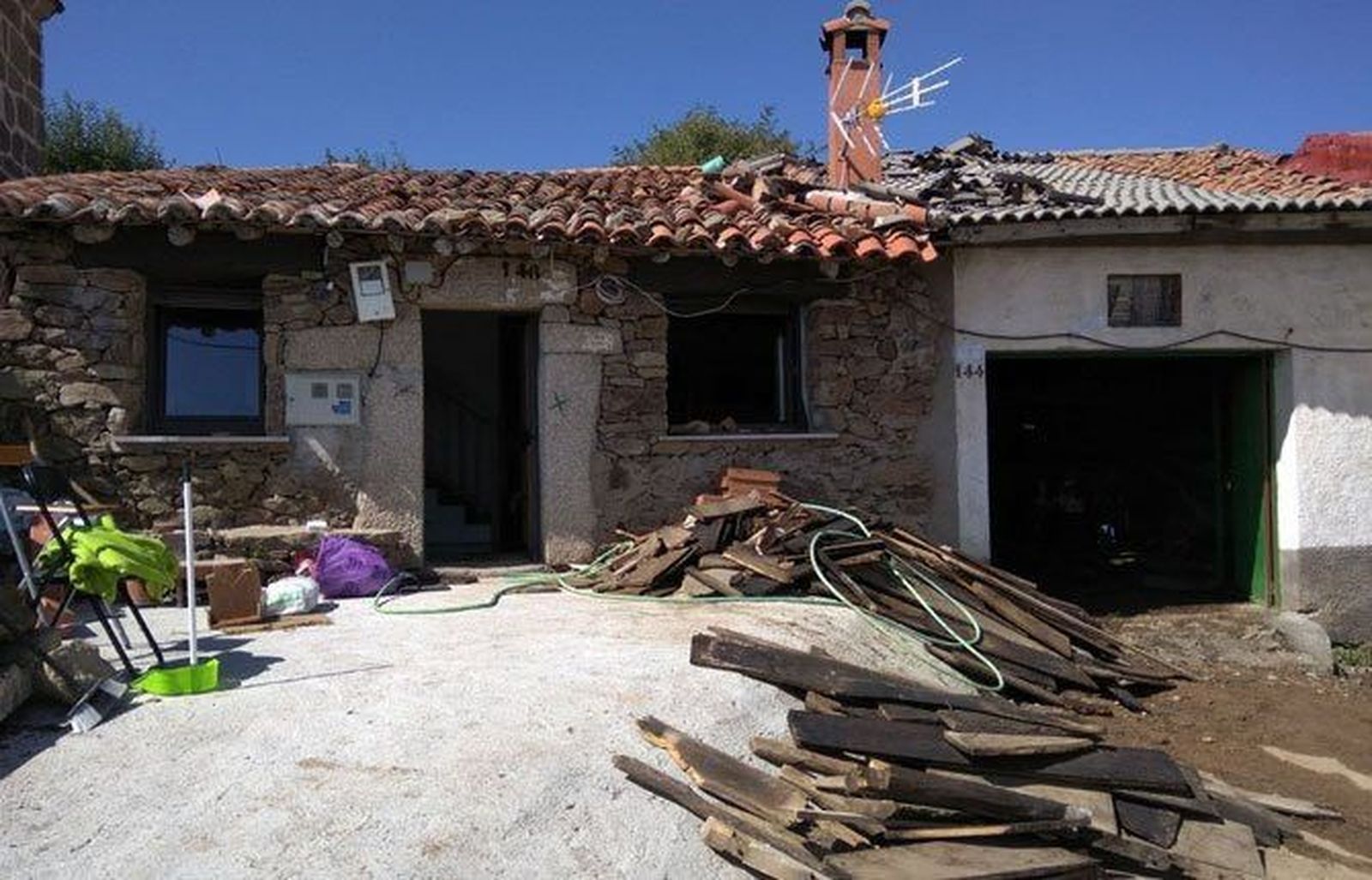 Una chimenea quema la cubierta de una casa en Navasequillo