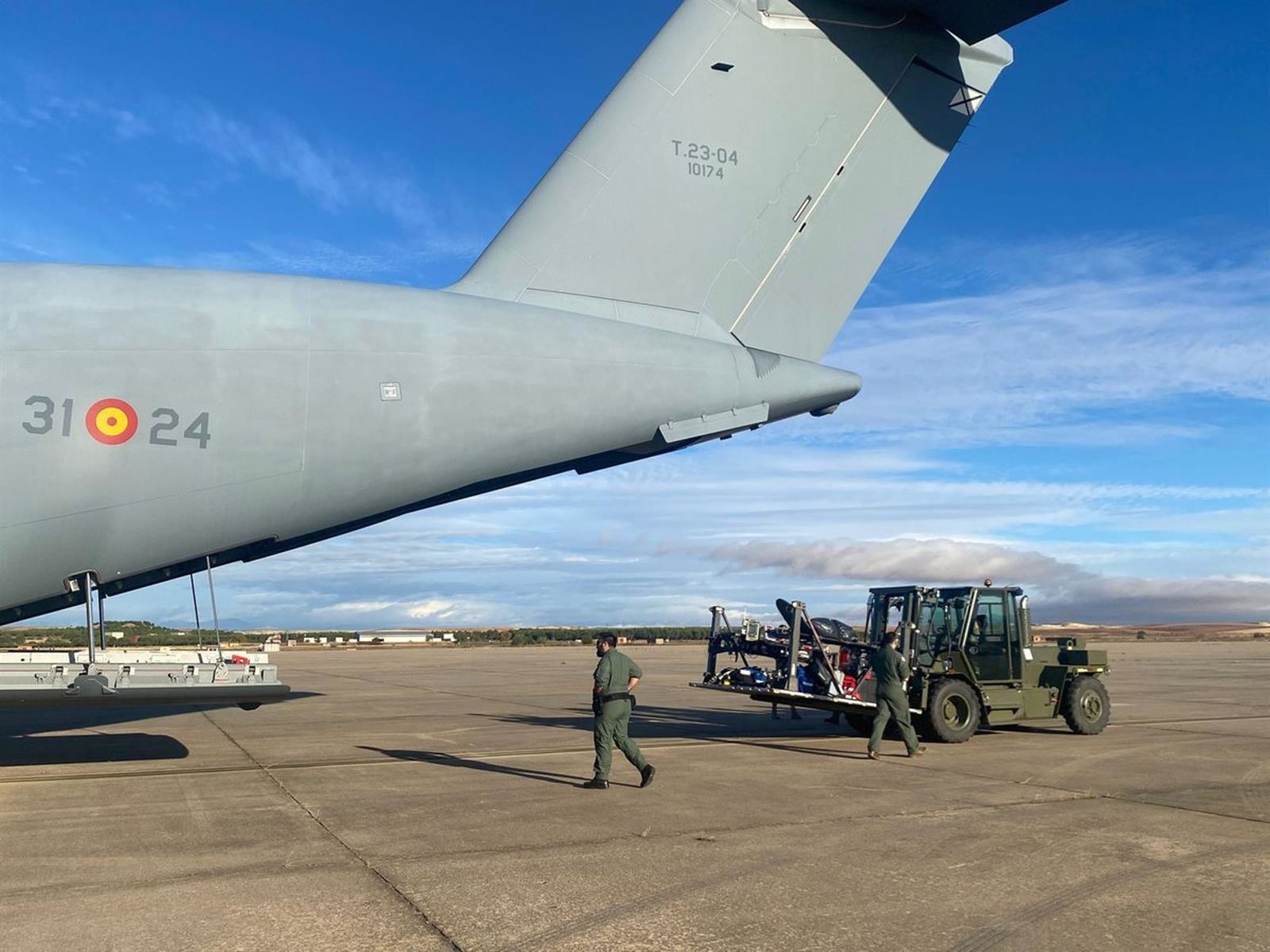 Efectivos del Ejército del Aire preparan uno de los aviones medicalizados que viaja hacia Jordania antes del despegue en Torrejón de Ardoz (Madrid)