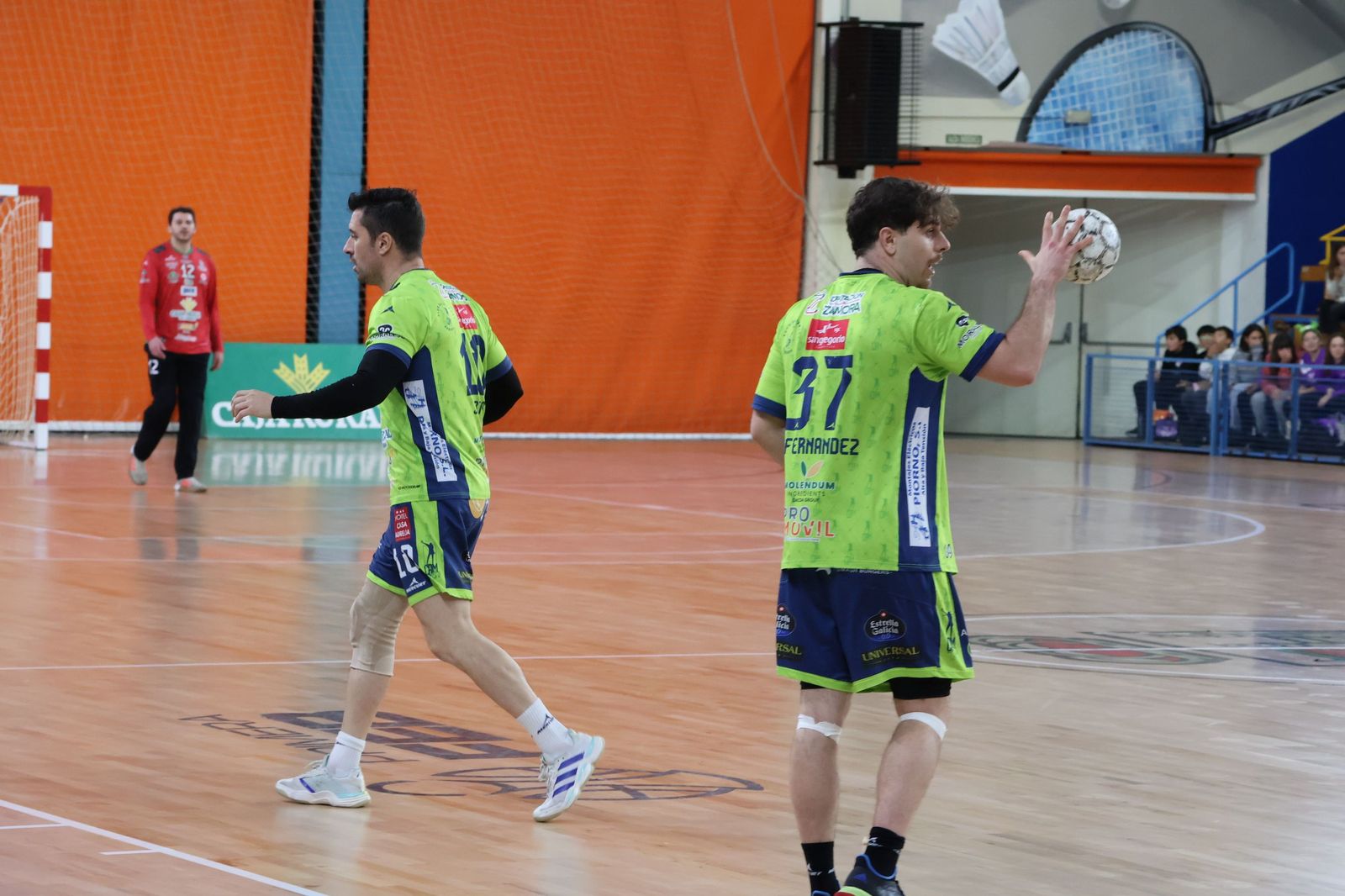 GALERÍA | Duelo de alturas entre el BM Zamora y el Torrelavega