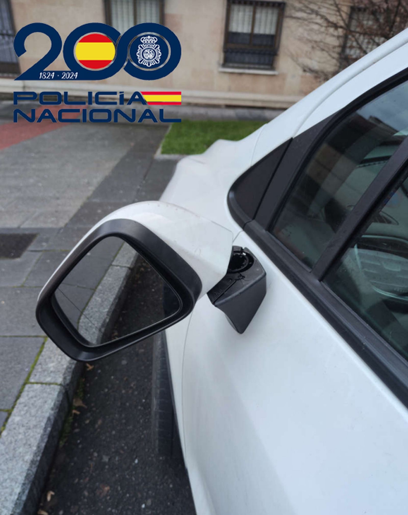 Foto del espejo retrovisor del vehículo de la víctima