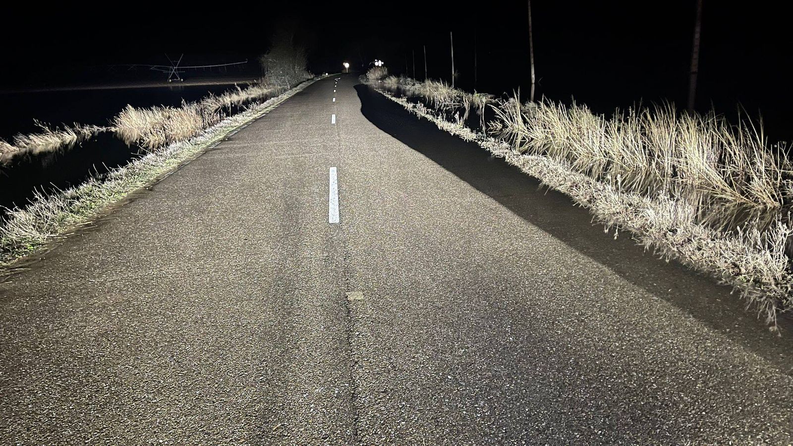 Agua en dicha carretera.Cortada al tráfico