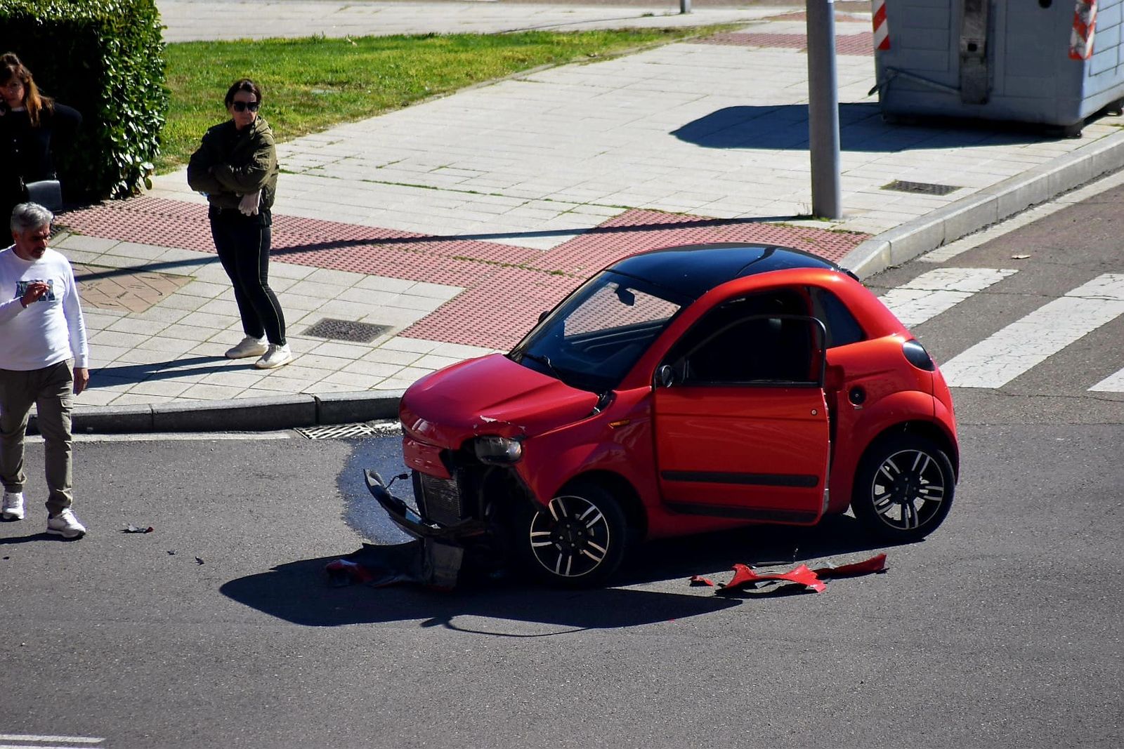 Un microcar colisiona contra un vehículo en la calle Marineros