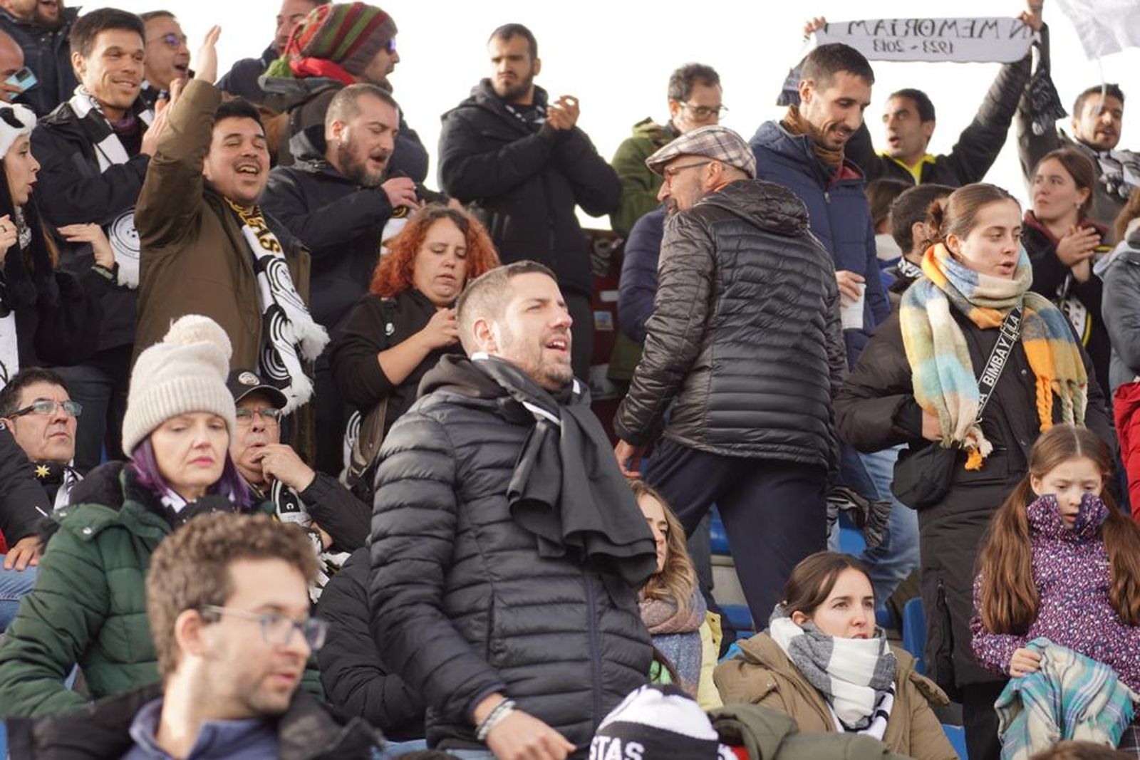 galeria-ambiente-en-las-gradas-en-el-partido-de-copa-del-rey-unionistas-sporting-de-gijon-foto-juanes-10