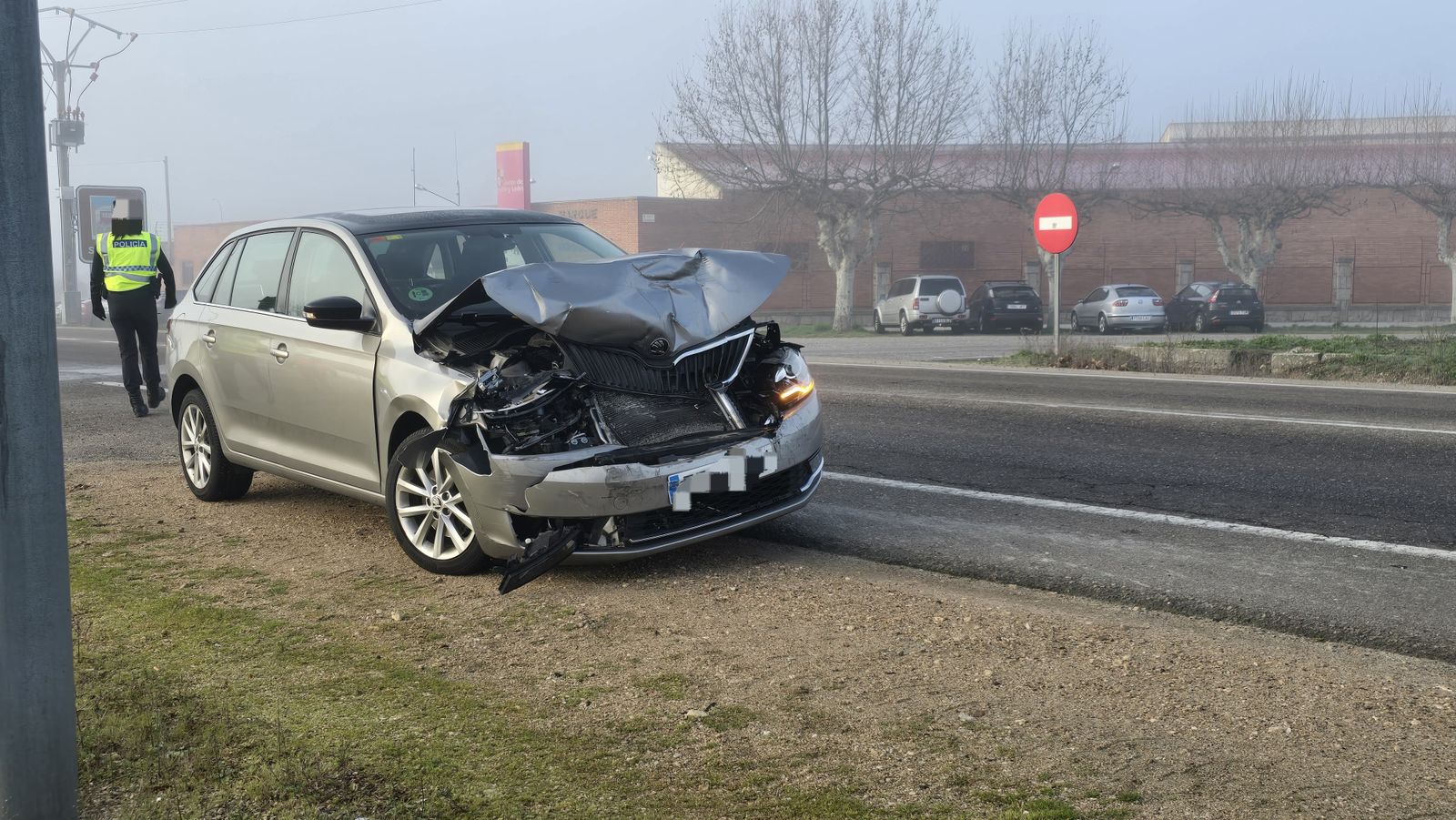 Colisión por alcance entre dos vehiculos en la carretera de Zamora con presencia de Policía Local