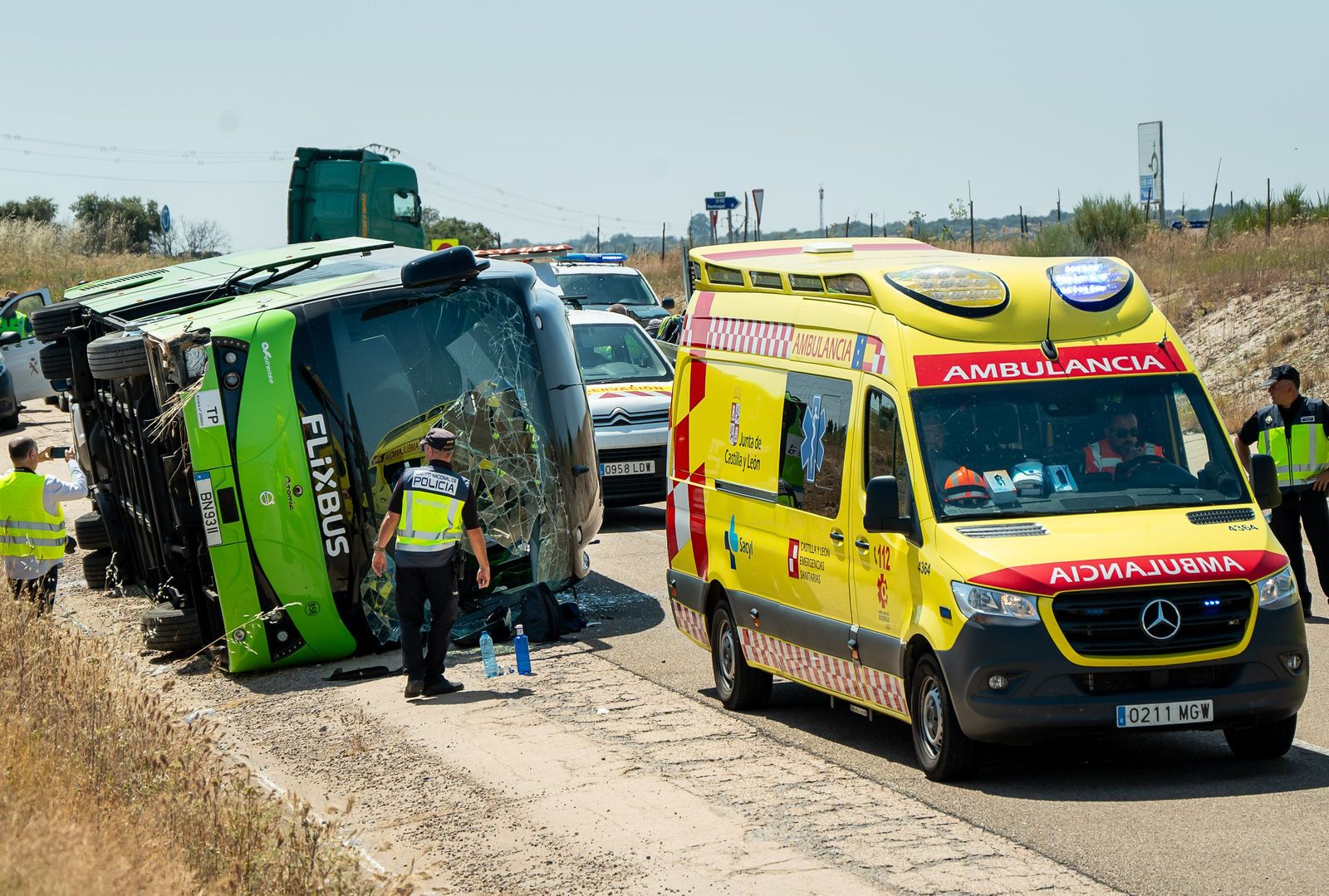 Ambulancia y Guardia civil. Foto de archivo