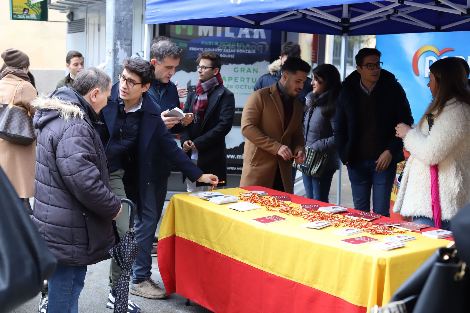 nn-gg-reparte-ejemplares-de-la-constitucion-y-pulseras-de-la-bandera-de-espana-en-zamora-8