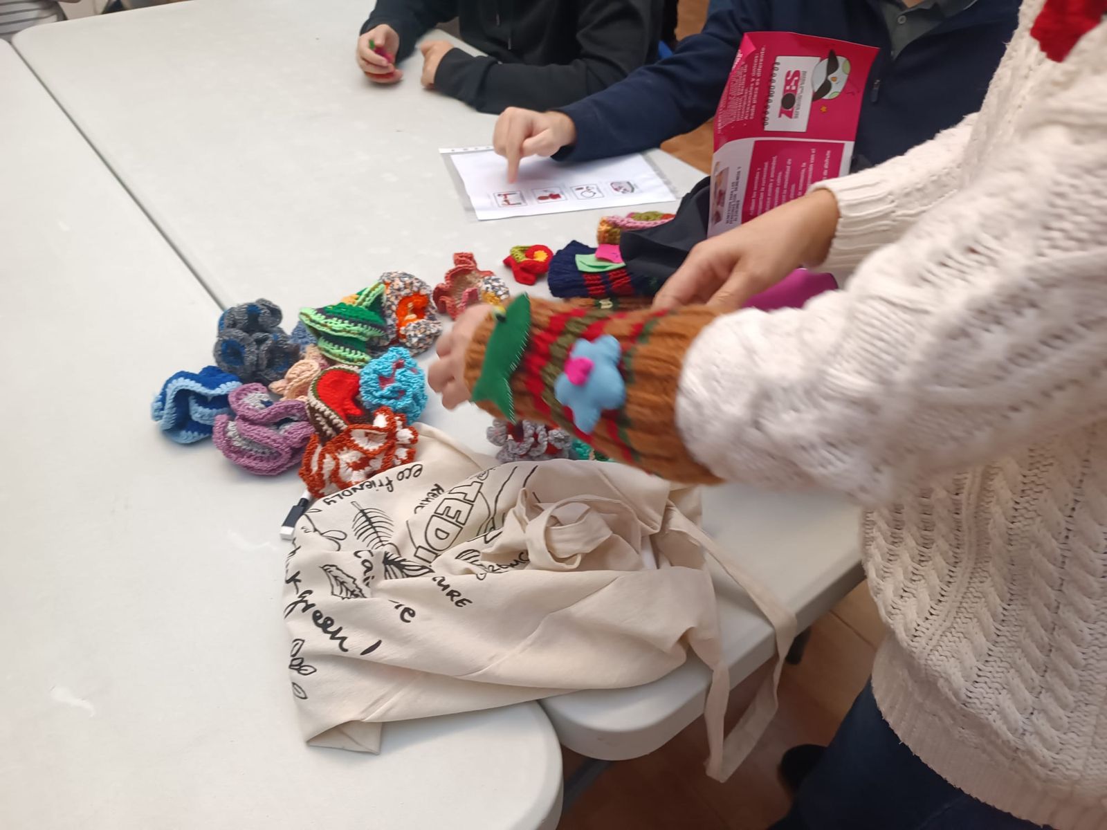 La Asociación ZOES entrega juegos hiperbólicos y manguitos tejidos a ganchillo con lana a entidades sociales de Salamanca