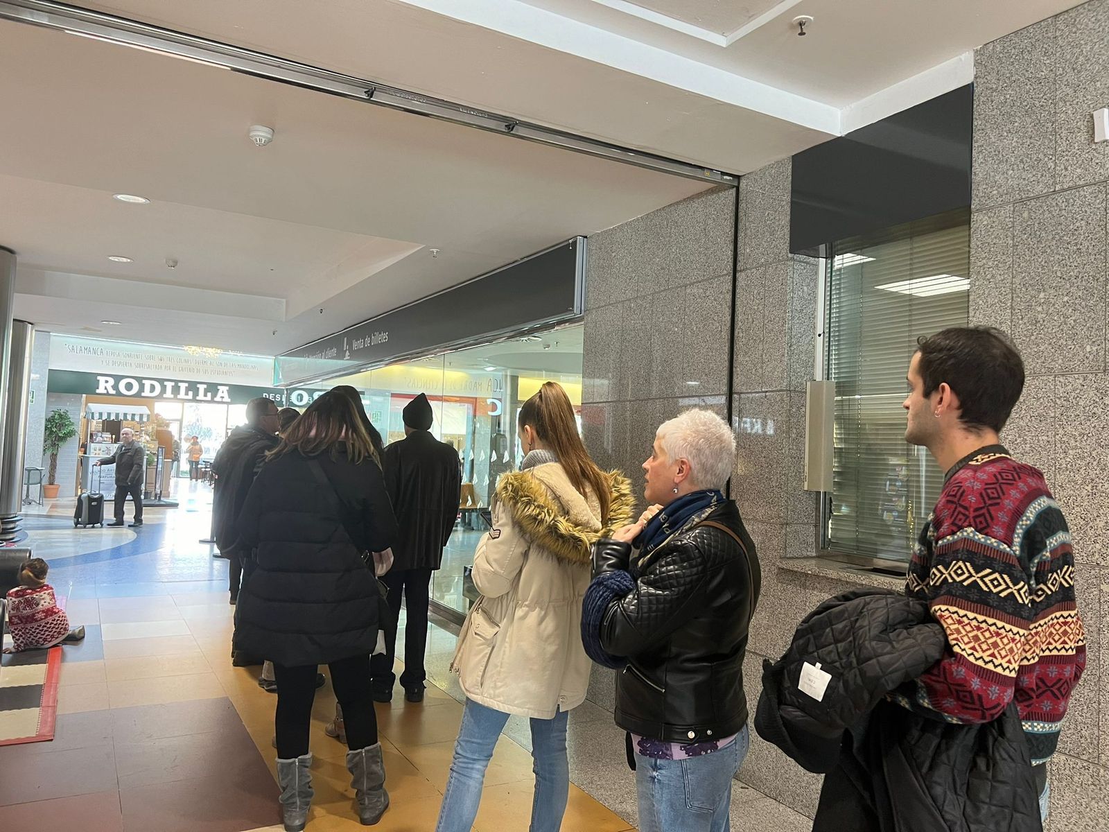 Usuarios sacando los antiguos abonos gratuitos de Renfe en Vialia
