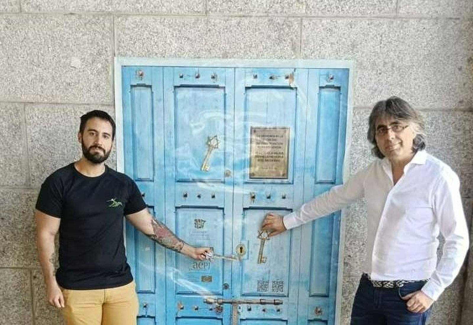 El alcalde de Béjar delante de la puerta