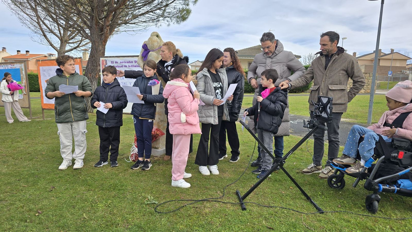 Ofrenda floral y lectura del manifiesto institucional por el Día Contra la Violencia de Género