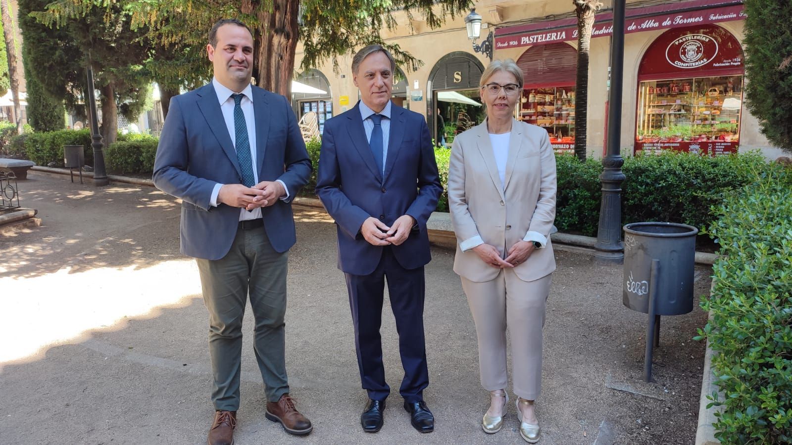 El presidente del Partido Popular de Salamanca, Carlos García Carbayo, Maribel Sánchez Bernal, alcaldesa de Calzada de Don Diego y David Mingo, alcalde de Santa Marta